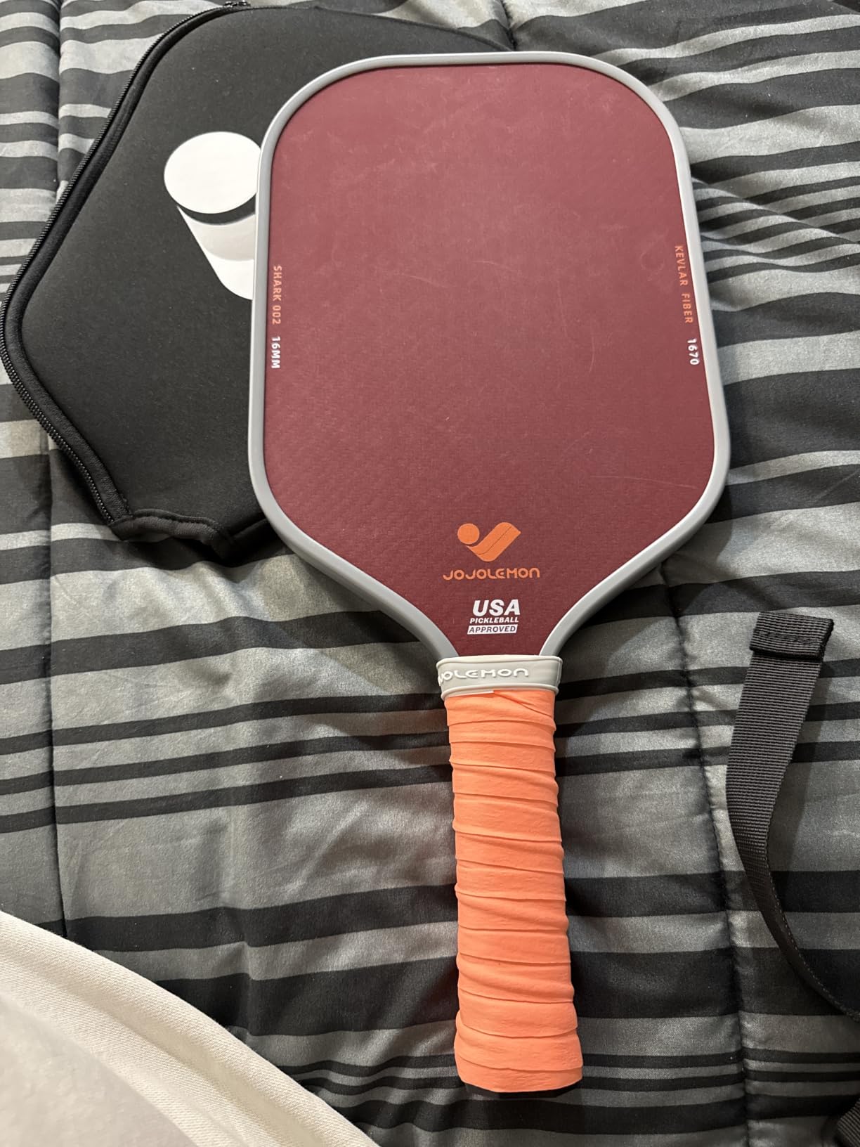 JOJOLEMON Pickleball Paddles, Carbon Fiber Pickleball Paddle with a 16mm Shark Power Polymer Core customer photo 2