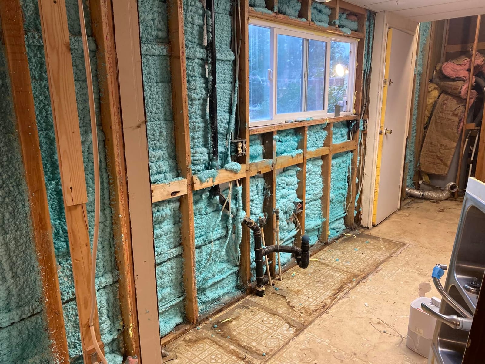 BEEST FullStop Spray Foam Insulation Kit - 240 Board ft/sq.ft. Fire Rated Spray Insulation Foam for Walls & Attics with Thermal & Soundproofing - Includes 12x Cans, 1 Cleaner, Pro X Gun, Safety Gear customer photo 2