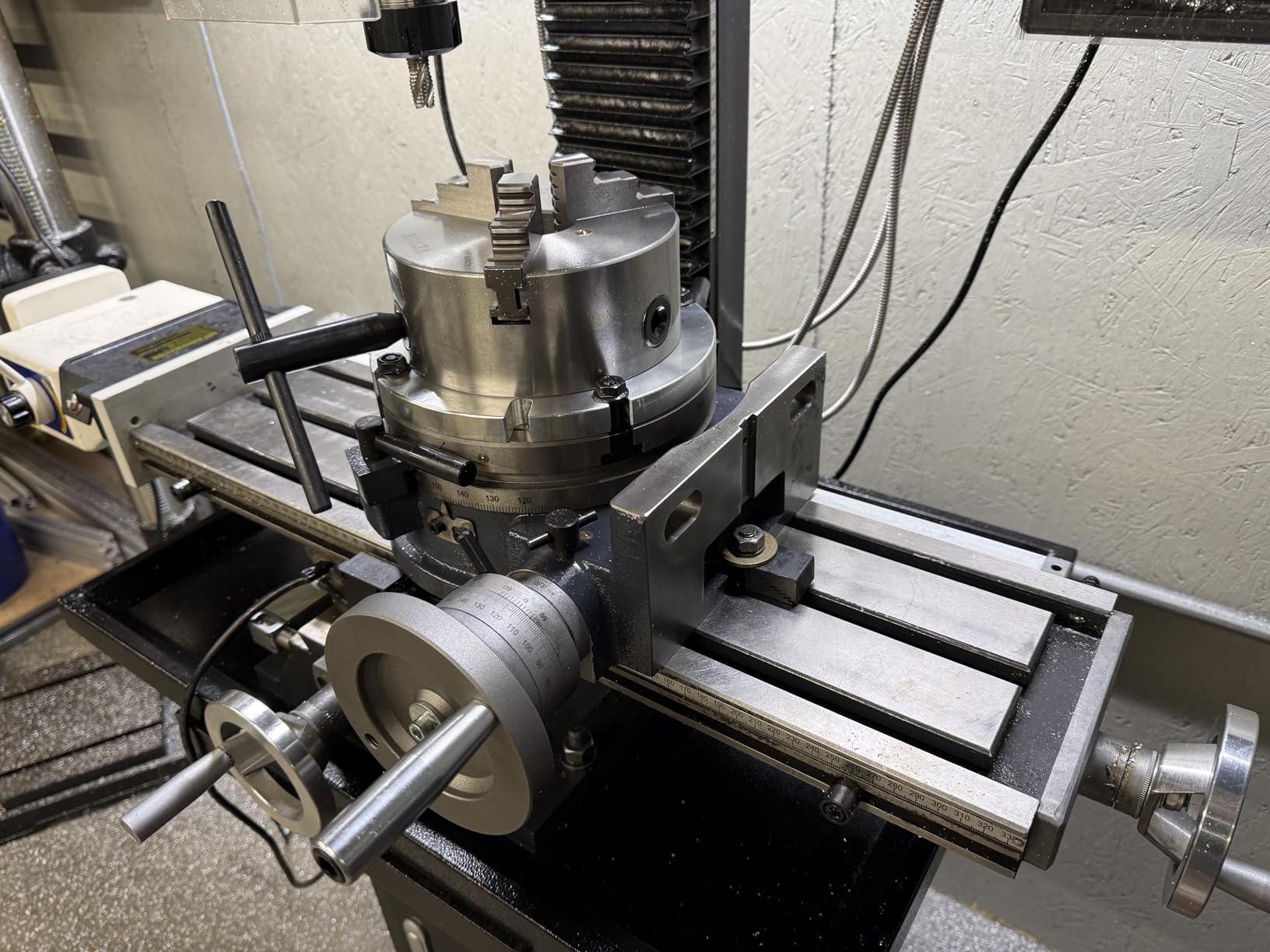 VEVOR Rotary Table 6inch(150mm) Horizontal Vertical Milling Table 2/5inch(10mm) 4-Slot Milling Rotary Table MT-2 Rotary Table for Milling with Indexing Plate Set for Precision Milling Drilling customer photo 2