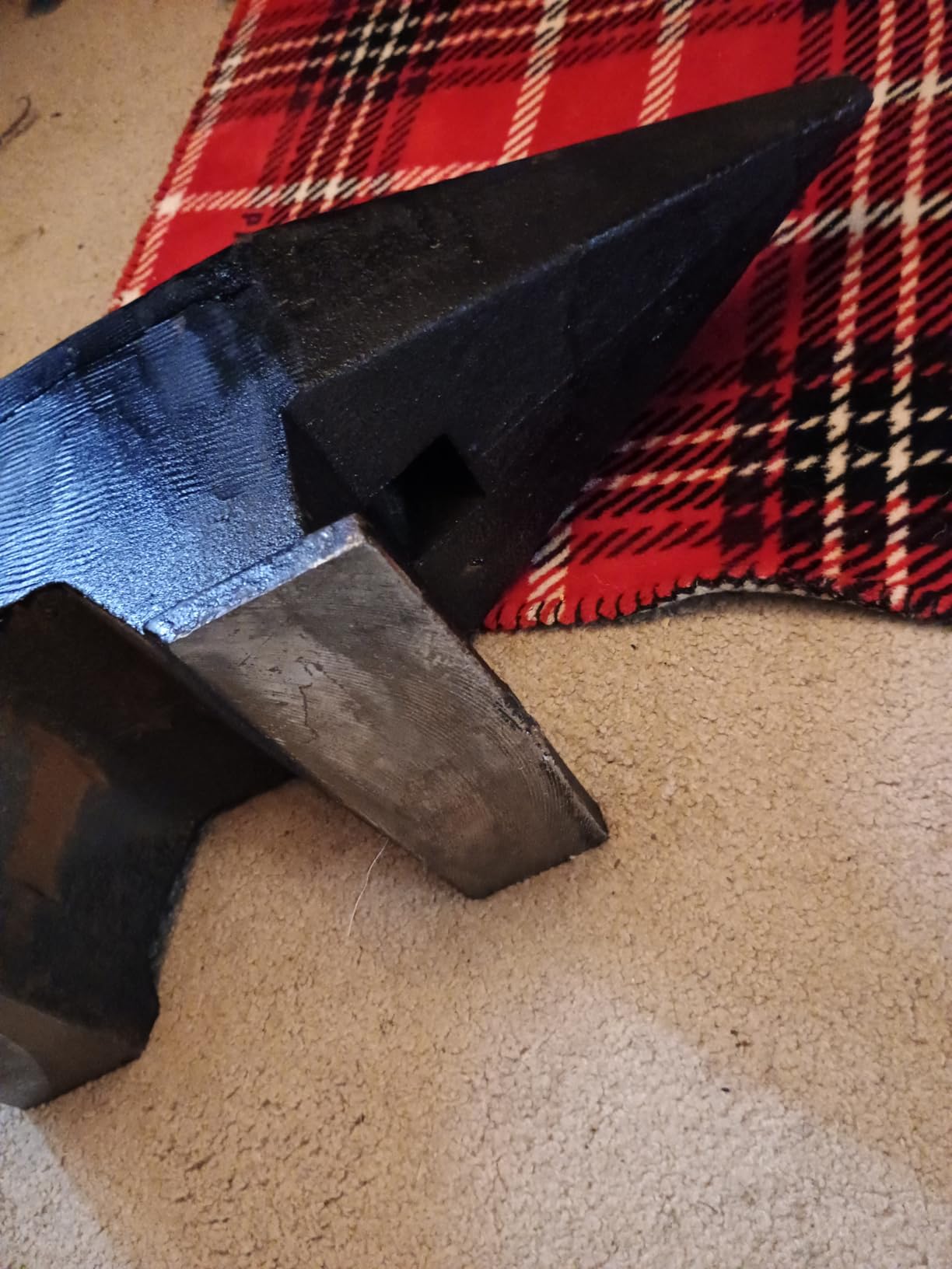 VEVOR Single Horn Anvil, 116lbs Cast Steel Anvil, High Hardness Rugged Round Horn Anvil for Blacksmiths, with Large Countertop and Stable Base, Metal Working Tool for Metal Bending, Shaping, Twisting customer photo 2