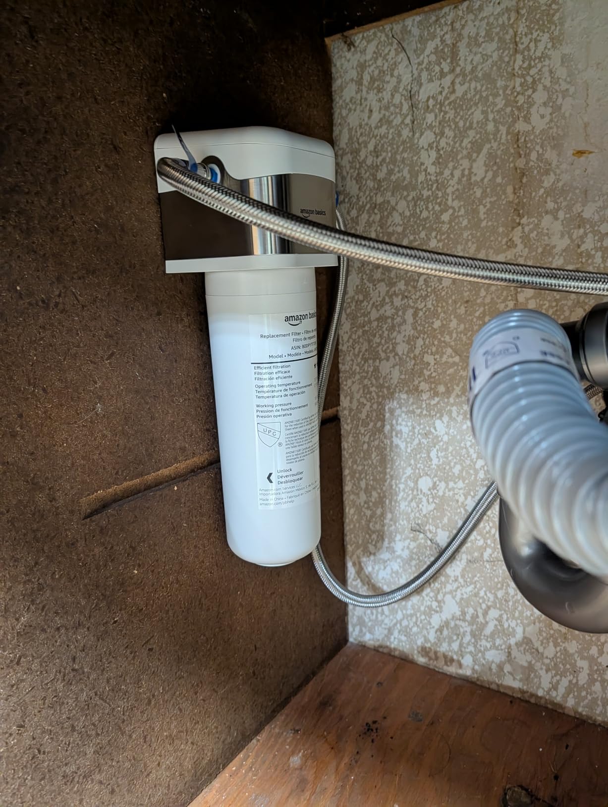 Amazon Basics Under Sink Water Filter System, NSF/ANSI 42 & 372 Certified, Easy Twist-and-Lock Design, 11,000 Gallons, 1 Year Service Life, White customer photo 1
