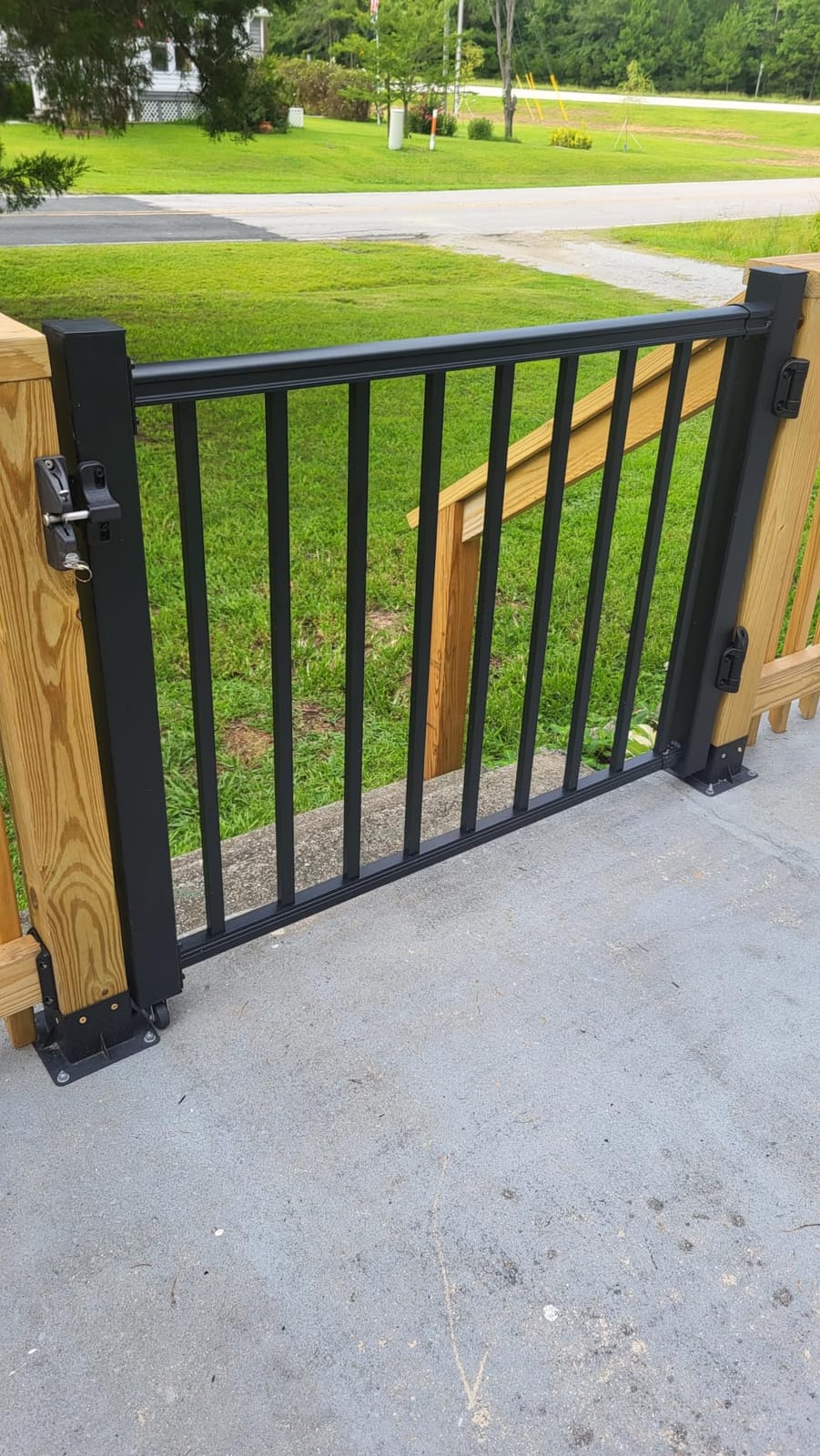 Egadis 42in x 4ft Aluminum Deck Gate Kit, ASTM E985 Certified, Black | Cuttable Textured AAMA2604 Finish Outdoor Gate with Premium Latch and Auto-Closing Hinge for Deck, Patio, Garden, Yard, Porch customer photo 2
