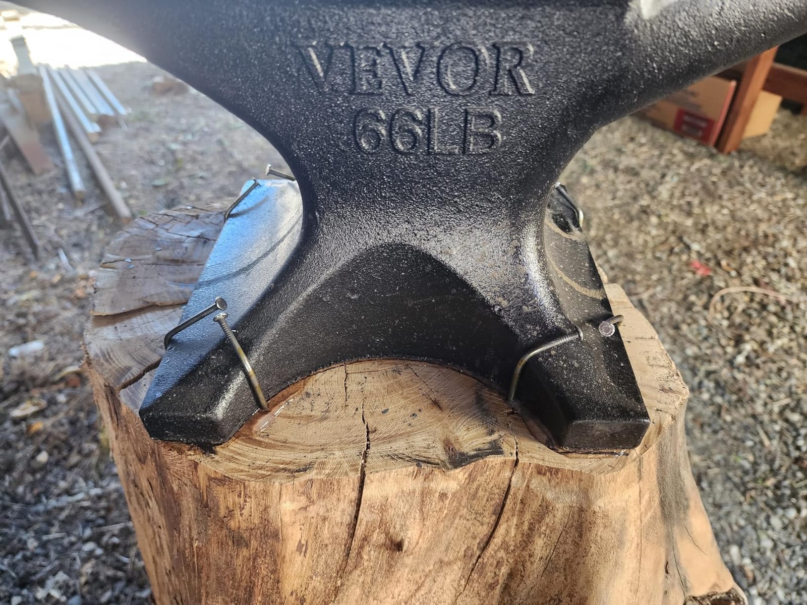 VEVOR Single Horn Anvil, 66 lbs, High Hardness Cast Steel, Rugged Round Horn Anvil Blacksmith, with Pritchel and Hardy Hole, Large Countertop Stable Base customer photo 2