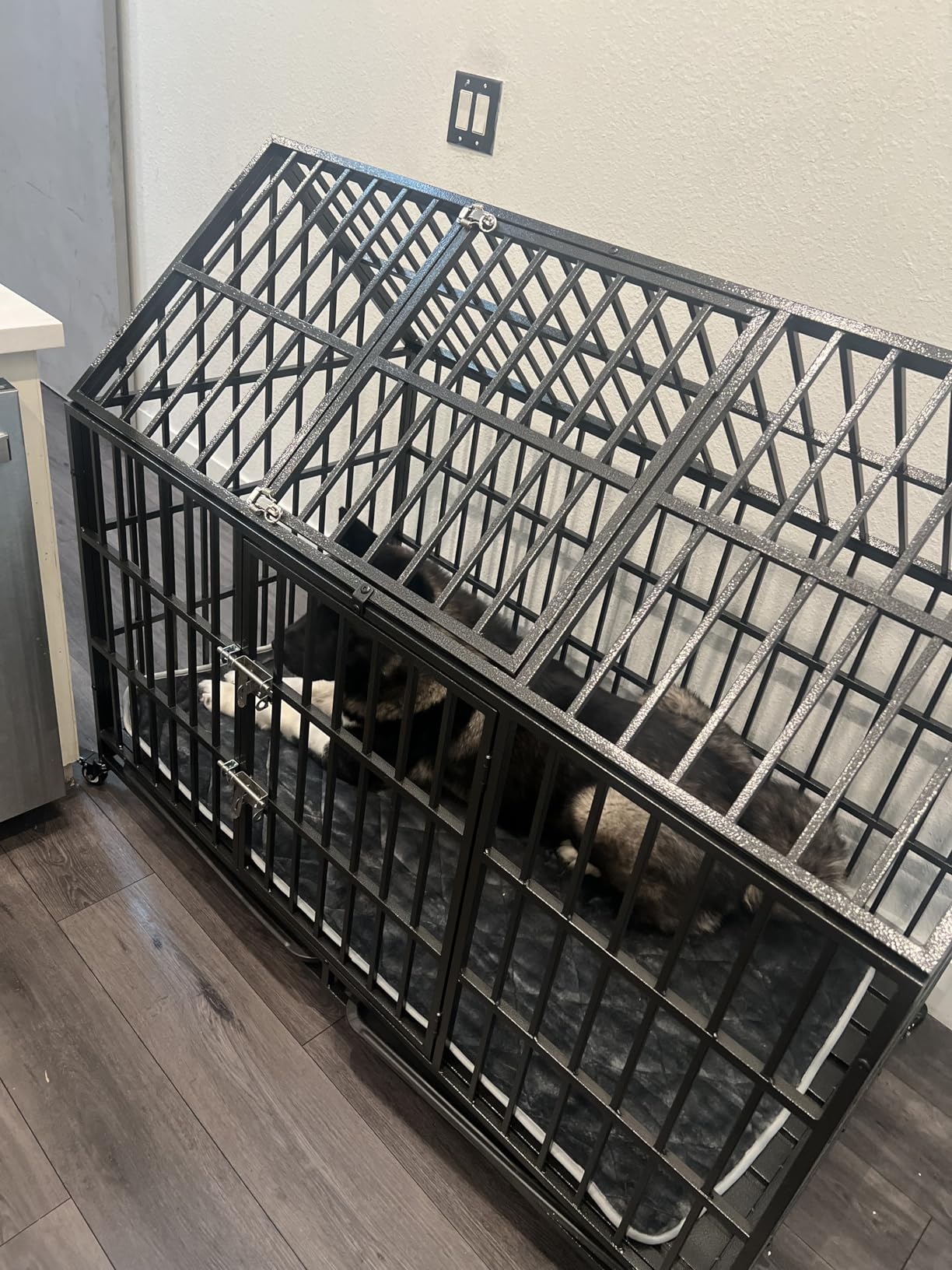 58 inch Heavy Duty Indestructible Dog Crate, New Upgraded Reinforced for Large Dogs, XXL Dog Crate for High Anxiety Dogs/Max Load Capacity 250lbs/Double Door with Wheels customer photo 1