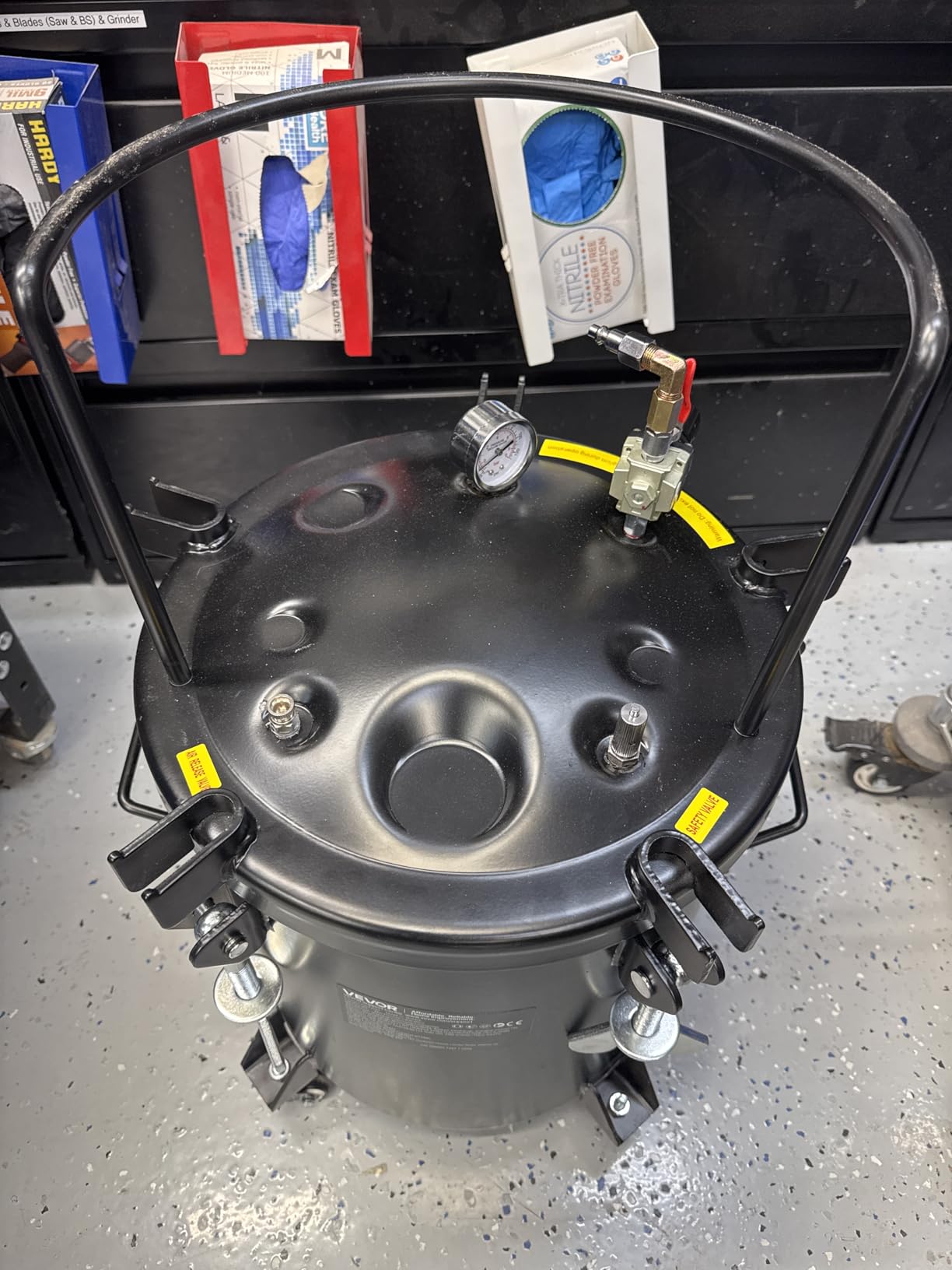 VEVOR Heavy Duty Steel Pressure Pot, 10.6 Gal/40 L Heavy Duty Steel Air Tool Pressure Pot, Pressures Pots with Three Quick-Connect Couplers customer photo 1