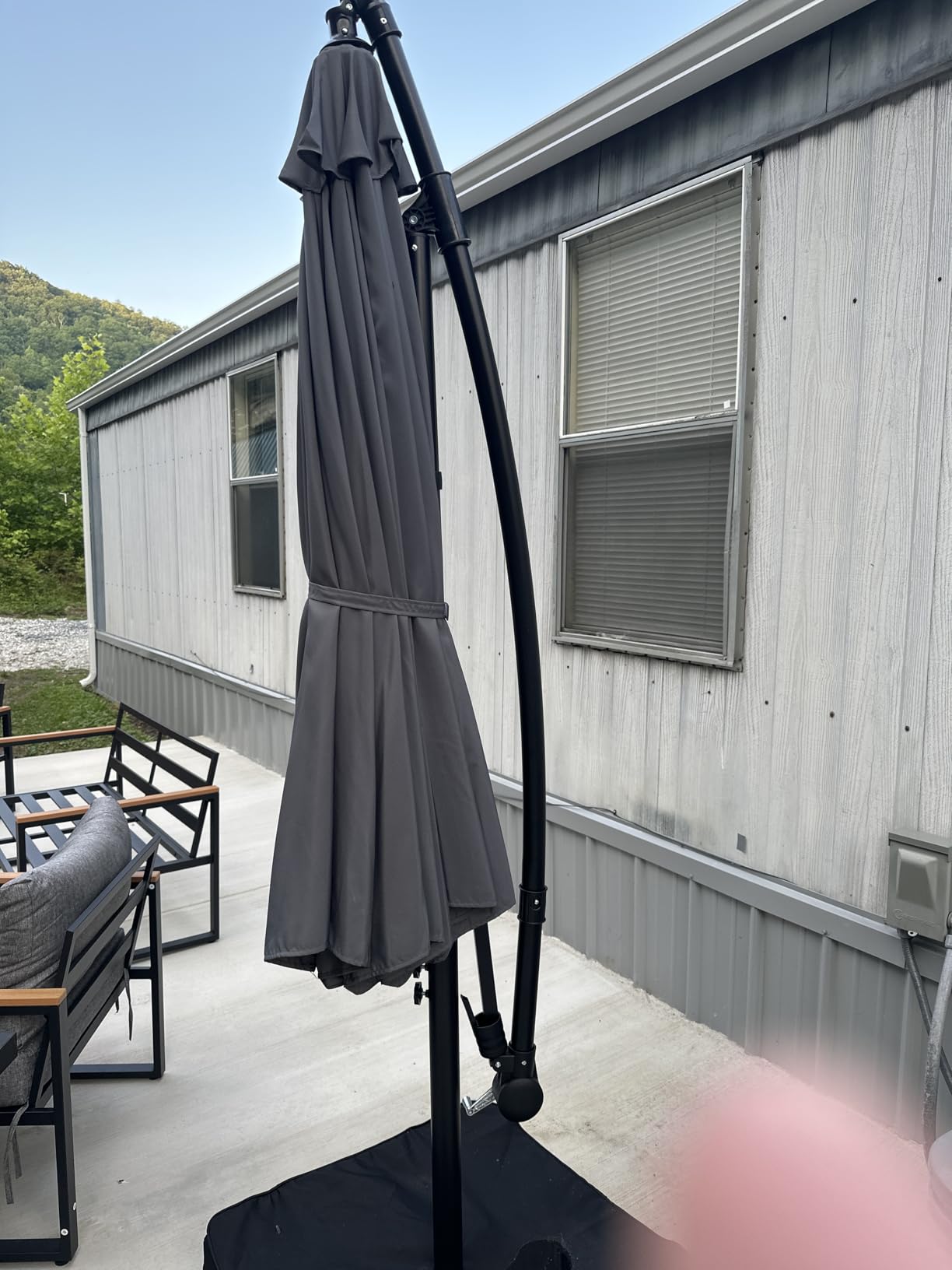 wikiwiki 10ft Patio Umbrella with Base Included, Outdoor Offset Cantilever Umbrella with Sandbag Base for Backyard, Garden and Pool, Easy to Tilt and Crank, Royal Blue customer photo 1
