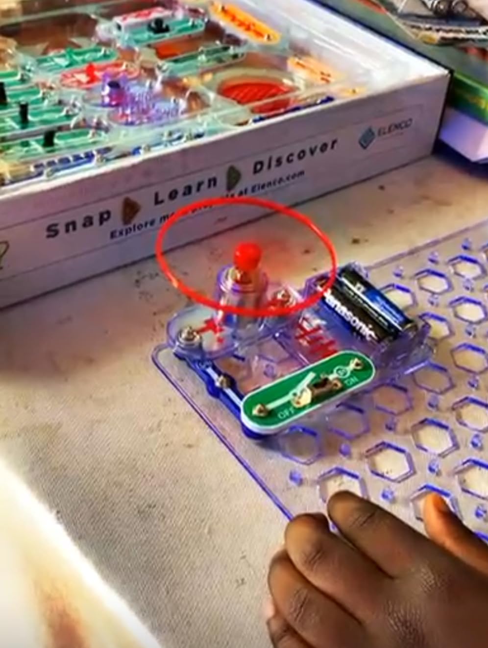 SNAP CIRCUITS Jr. SC-100 STEM Electronics Kit, 100+ Projects, Ages 8+ customer photo 1