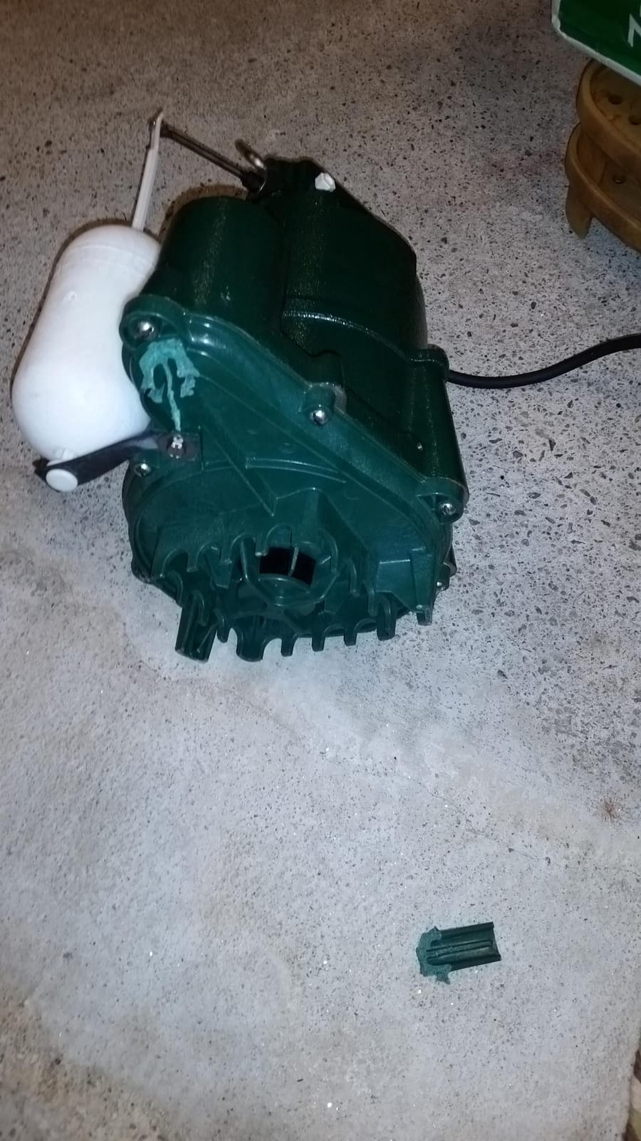 Zoeller M98 Flow-Mate Sump Pump - 1/2 HP - Cast Iron - LED Power Plug - High Flow - Vortex Impeller - Stainless Steel Hardware - Factory Tested and Float Operated - Submersible Sump Pump - 115V customer photo 2