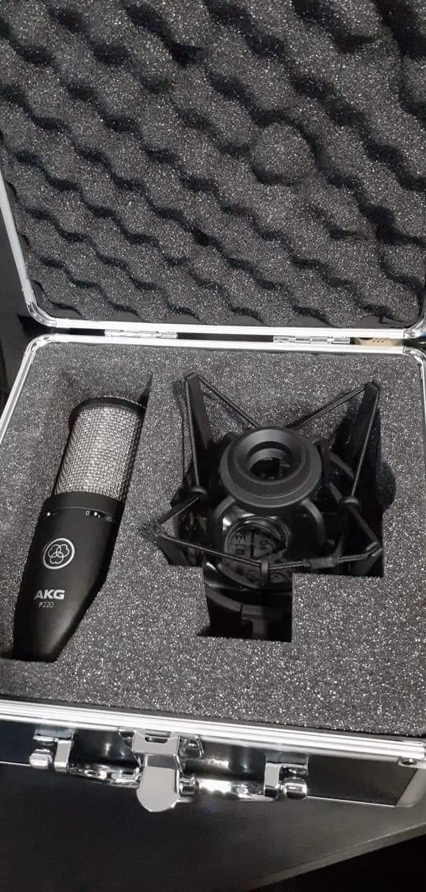 AKG Pro Audio P220 High-Performance Condenser Microphone, Great for Vocals, Guitar, Brass, and General Recording. XLR Wired Mic, for Studio or Stage. Black customer photo 1