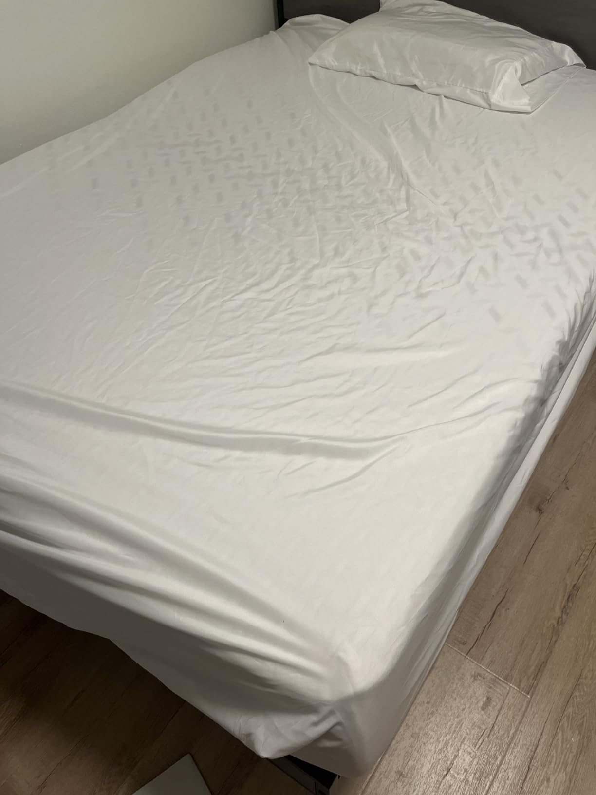 Amazon Basics Lightweight Super Soft Breathable Brushed Microfiber 4 Piece Bed Sheet Set with 14-Inch Deep Pockets, Wrinkle Resistant, Queen, Navy Blue, Solid customer photo 1
