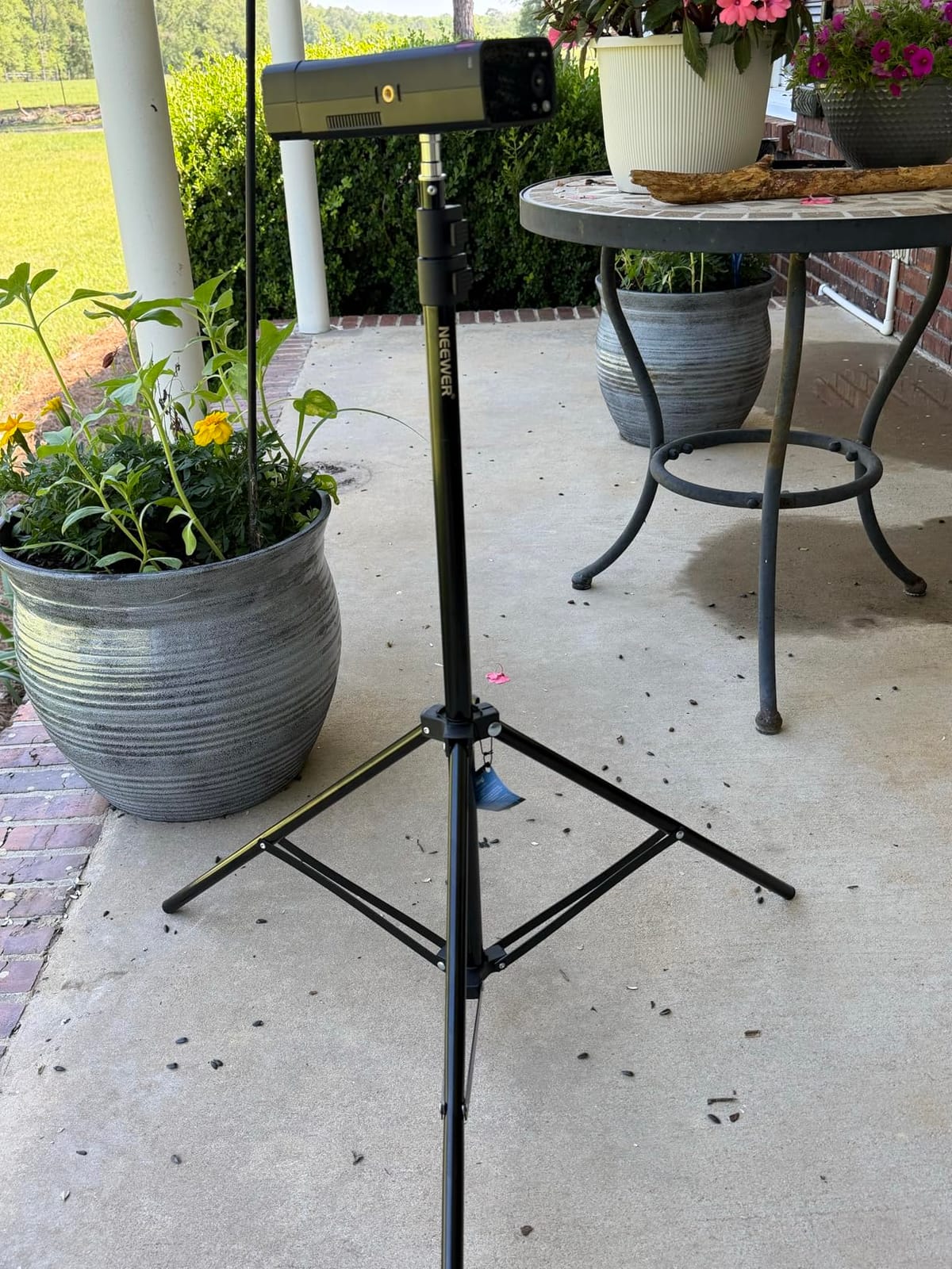 NEEWER Photography Light Stand, 7 Feet / 210cm Aluminum Alloy (2 Pieces) | Photo Studio Tripod Stands, for Video, Portrait, Photography Lighting, for Reflectors, Soft Boxes, Umbrellas, Backgrounds customer photo 1