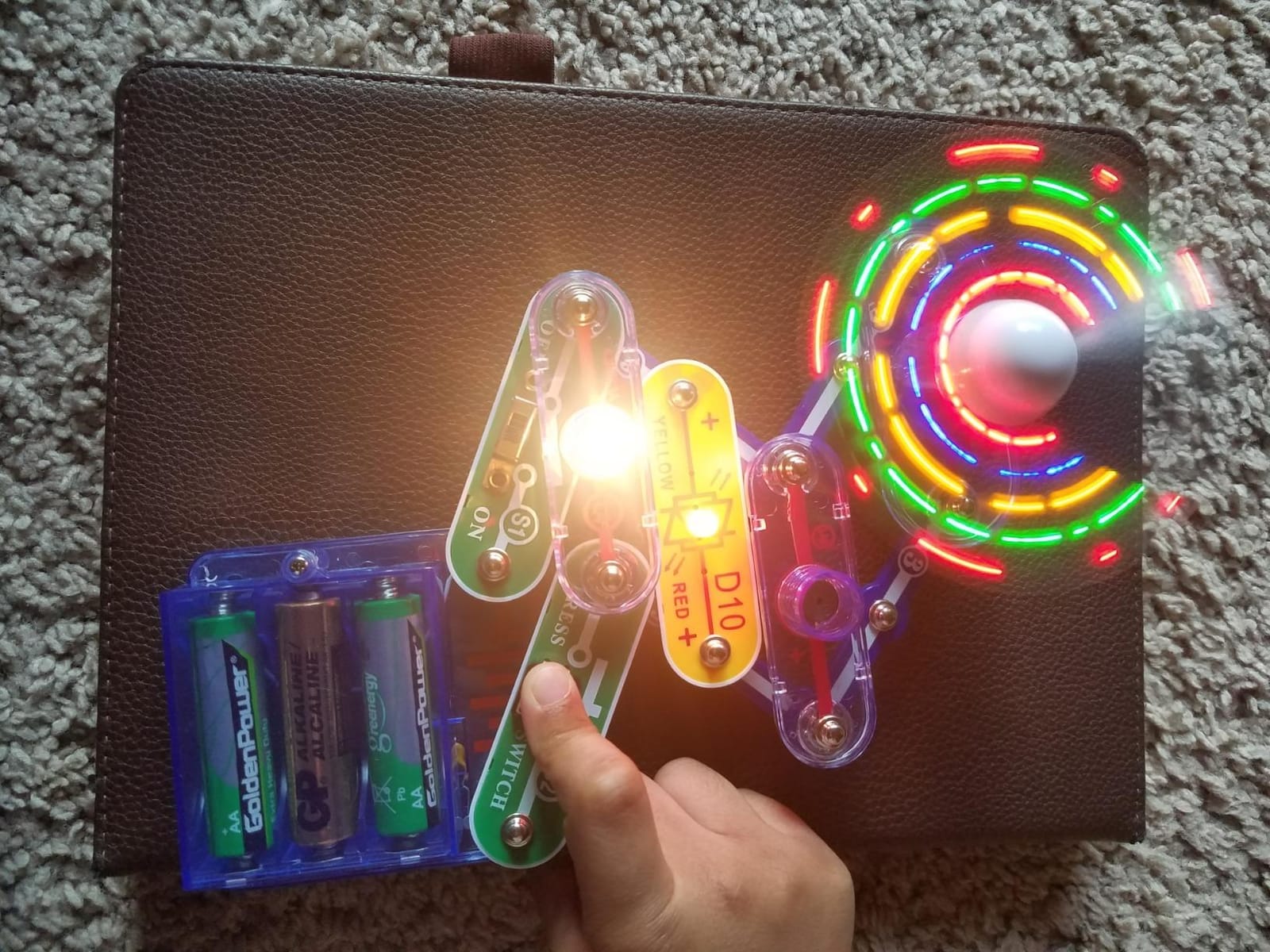 SNAP CIRCUITS Beginner SCB-20 STEM Electronics Toy for Kids Ages 5-9 customer photo 1