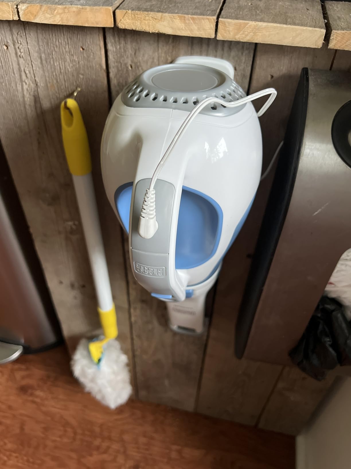 BLACK+DECKER dustbuster Handheld Vacuum, Cordless Car Vacuum Portable 12V, with Rotating and Extendable Nozzle (HHVI320JR02) customer photo 2