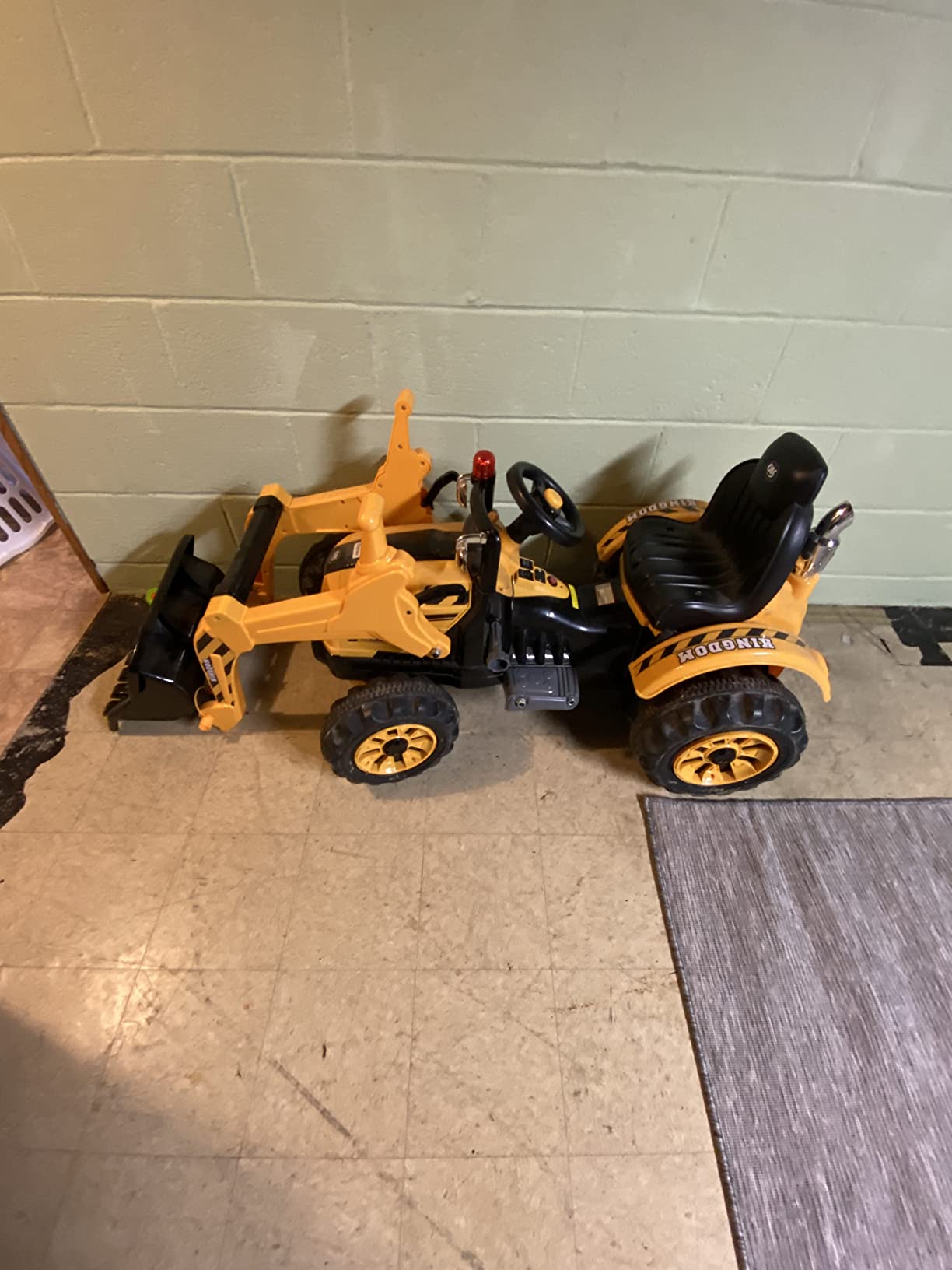 Costzon Ride on Excavator, 12V Battery Powered Construction Vehicles for Kids with Front Loader, Horn, Safety Belt, Treaded Wheels, Ride on Bulldozer Truck, Excavator Ride on Toy Gift for Boys Girls customer photo 1