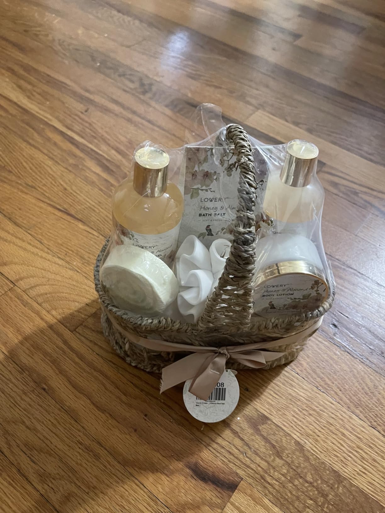 Womens Gifts, Gift Baskets for Women Who Have Everything, Home Spa Honey & Almond Scent, Luxury Bath & Body Set - Shower Gel, Bubble Bath, Body Lotion, Salts, Bath Bomb, Bath Puff & Handmade Basket customer photo 2