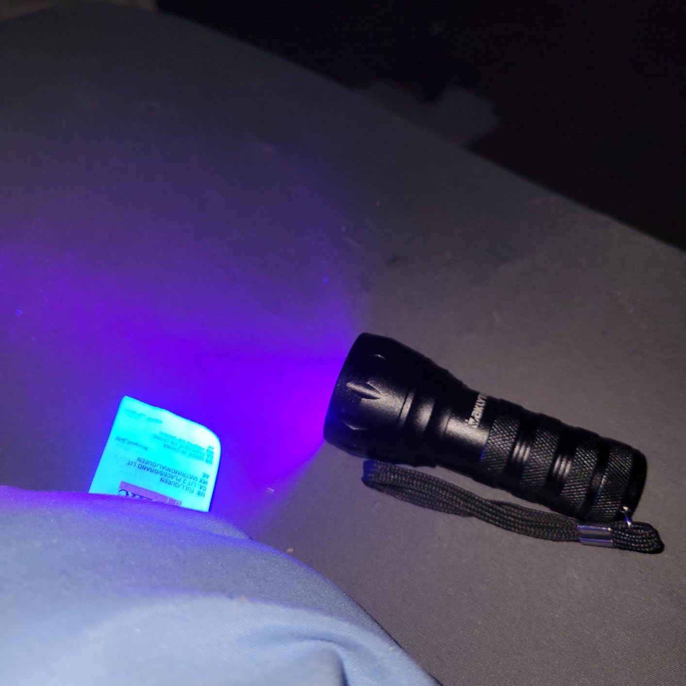 Waklyte Black Light UV Light, 21 LED 395nm UV Flashlight, Powerful Mini Blacklight Flashlight, Small Portable Black Light Flashlight for Pet Urine Detection, Scorpion, Resin Curing, Bed Bug, Nails customer photo 2