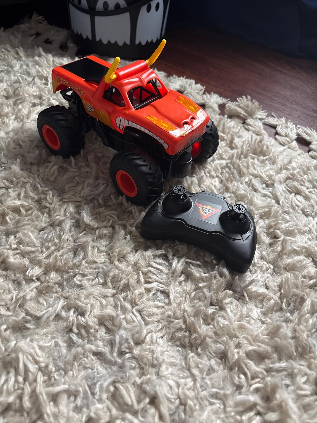 Monster Jam Official Grave Digger Remote Control Monster Truck, 1:24 Scale, 2.4 GHz, for Ages 4 and Up customer photo 1