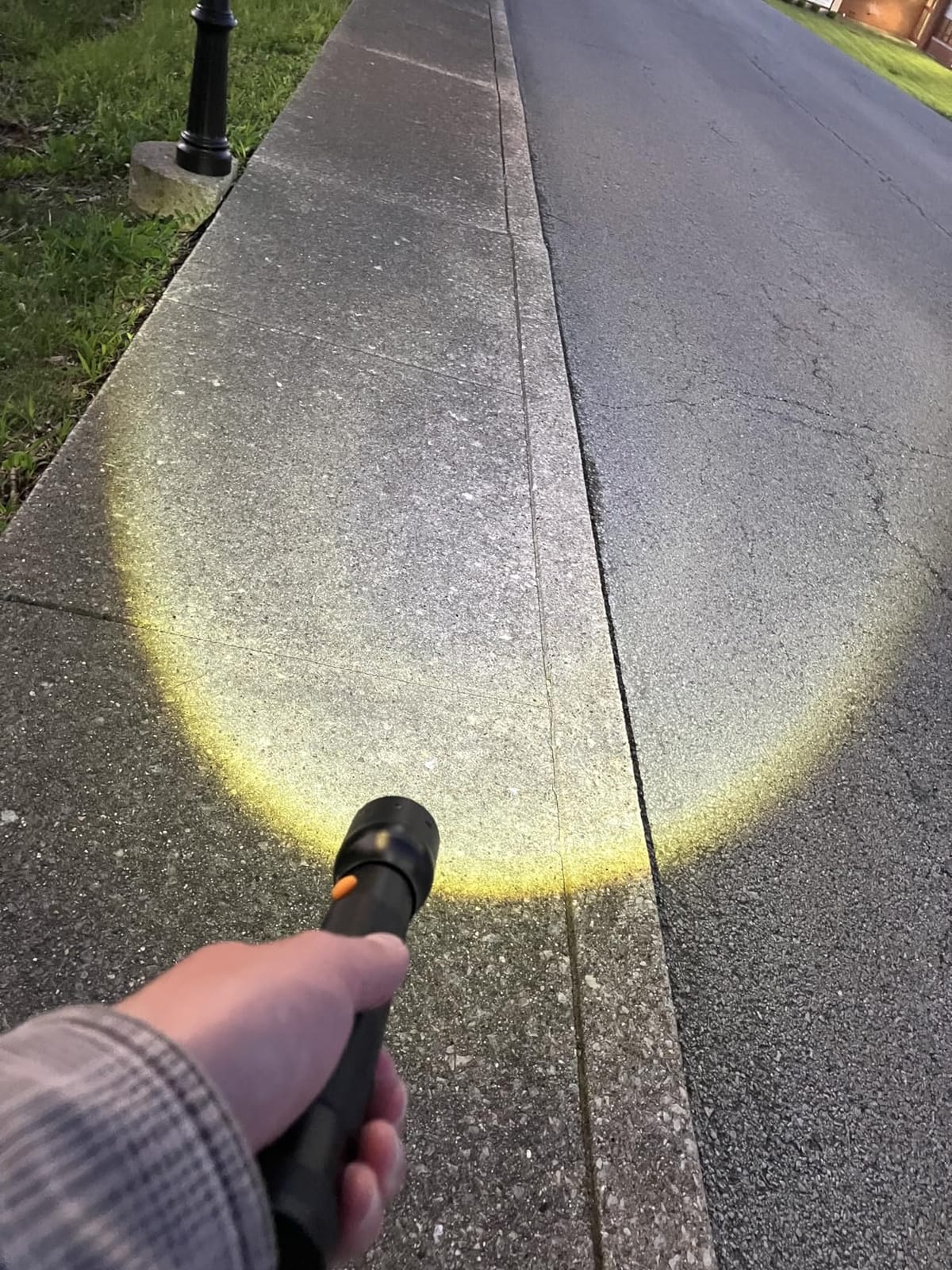 EverBrite Tactical Flashlight, 900 Lumen Zoomable, 3 Light Modes customer photo 1