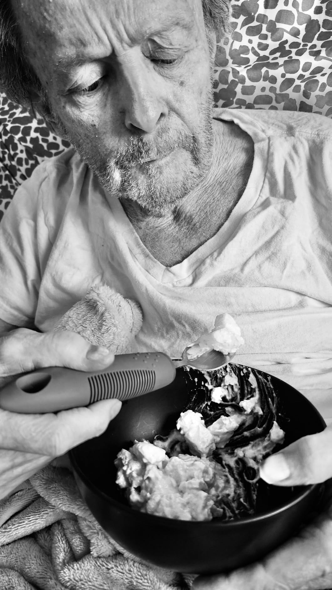 BUNMO Adaptive Utensils for Elderly, Tremors & Weak Hand Grips – 4pc Lightweight Assistive Silverware Set with Foam Easy Grip Handles – Discreet Canvas Travel Wrap – Dishwasher Safe customer photo 2