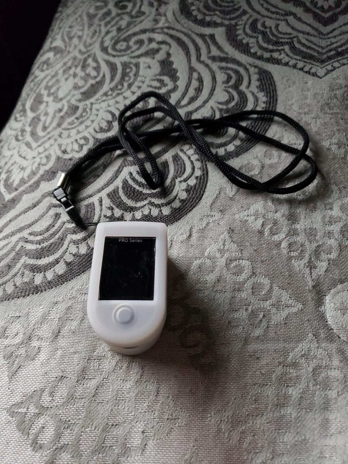 Zacurate 500 Series Fingertip Pulse Oximeter Blood Oxygen Saturation Monitor with Silicon Cover, Batteries and Lanyard, Royal Black customer photo 2