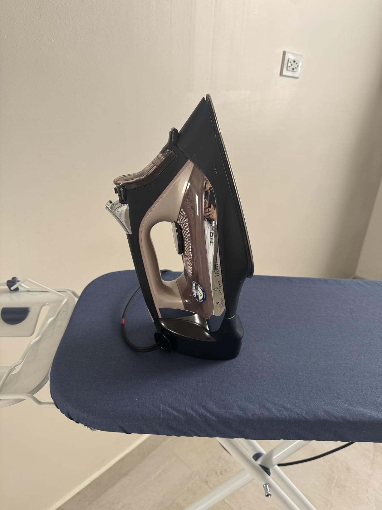 Rowenta AccessSteam Cordreel Steam Iron for Clothes, Anti-Drip Protection, Clothes Iron with Steamer, DW2459U1 customer photo 2