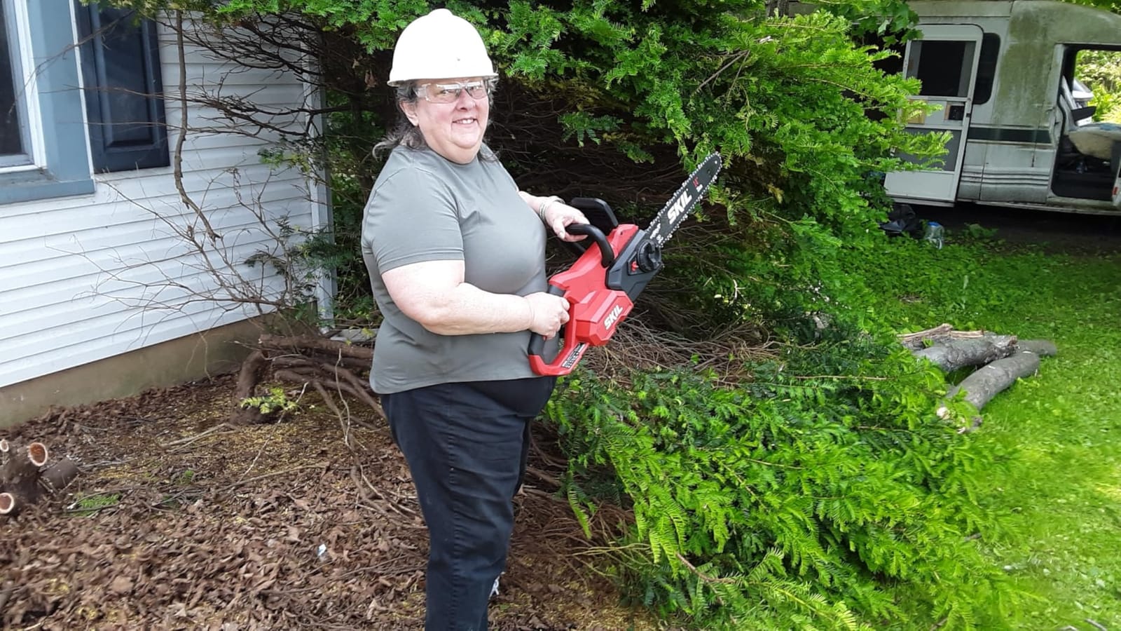SKIL PWR CORE 40 Brushless 40V 14” Lightweight Chainsaw Kit with Tool-free Chain Tension & Auto Lubrication, Includes 2.5Ah Battery and Auto PWR Jump Charger - CS4555-10 customer photo 1
