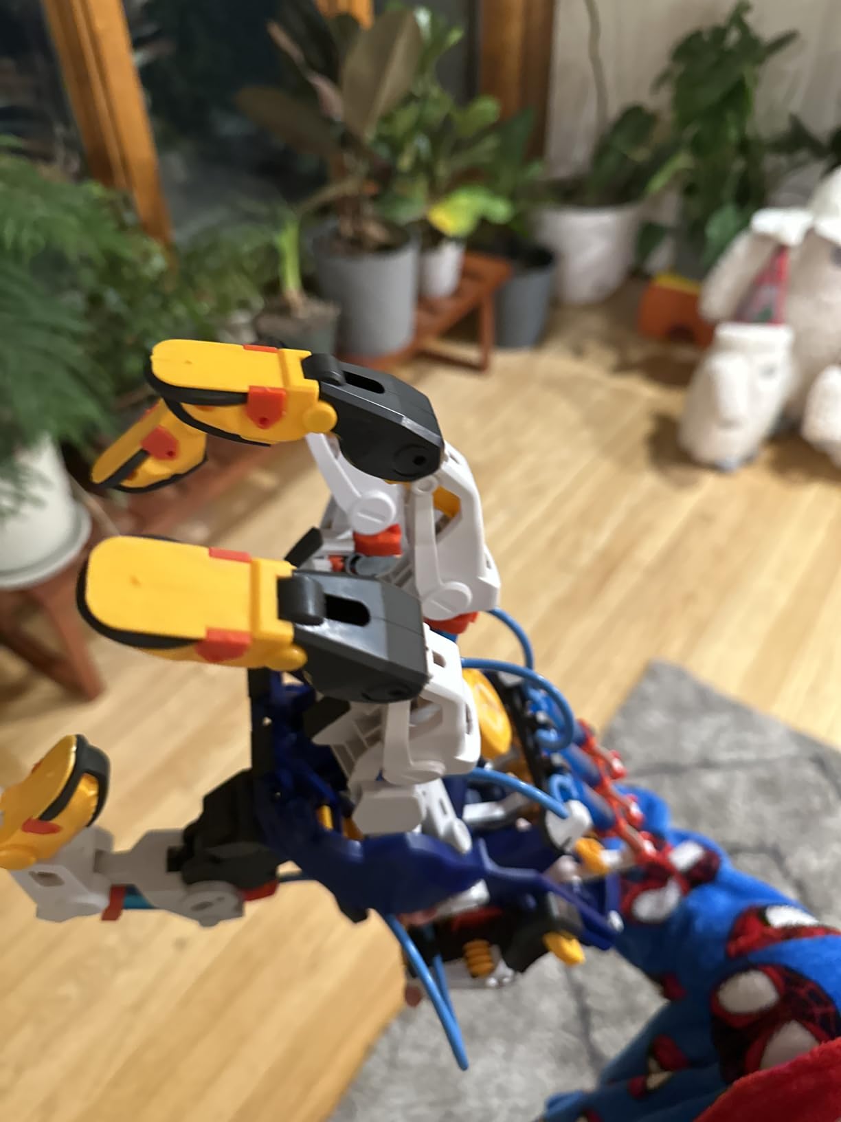 Thames & Kosmos Mega Cyborg Hand STEM Experiment Kit | Build Your Own GIANT Hydraulic Amazing Gripping Capabilities Adjustable for Different Sizes Learn Pneumatic Systems customer photo 1
