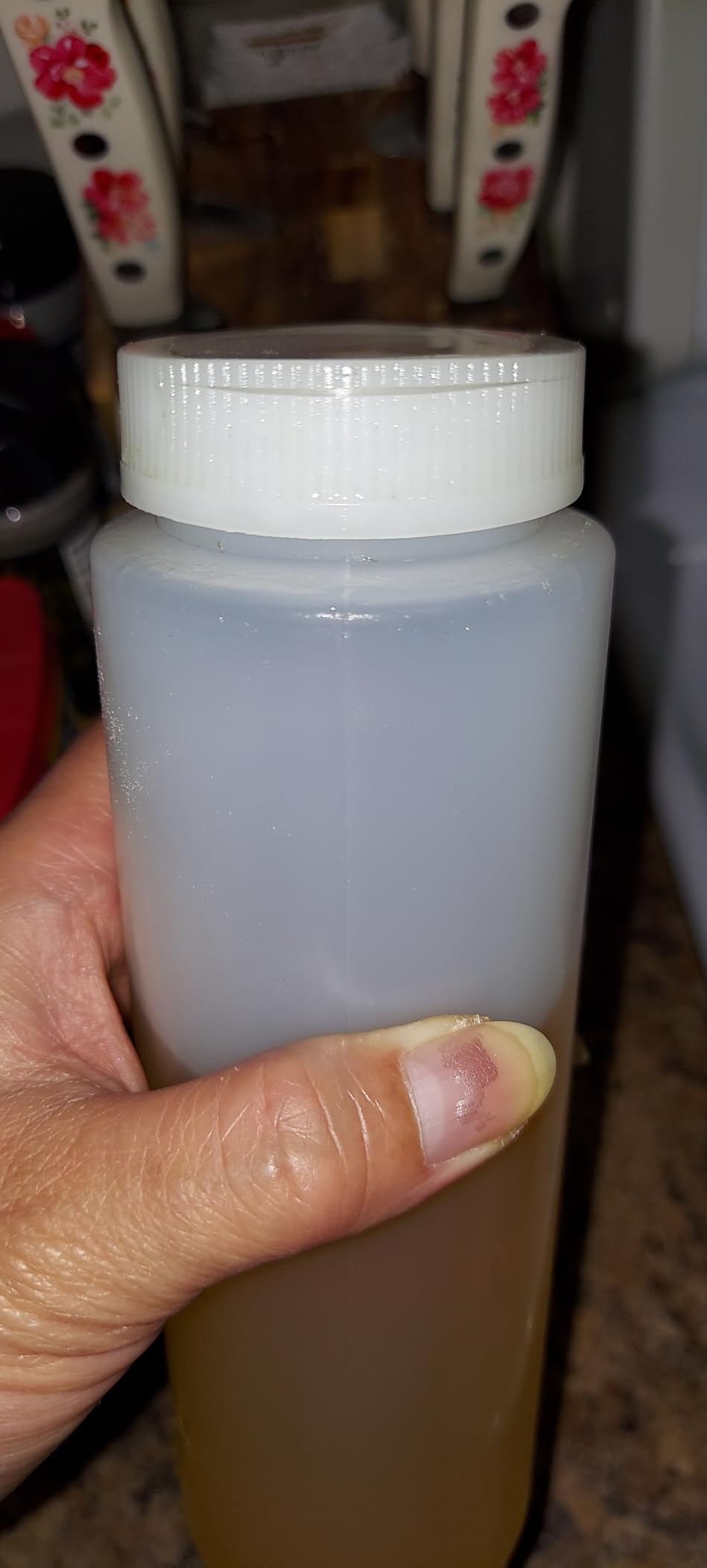 Restaurantware First In First Out 32 oz Clear Plastic Squeeze Bottle - Inverted, Refill & Dispensing Lid - 3 1/2