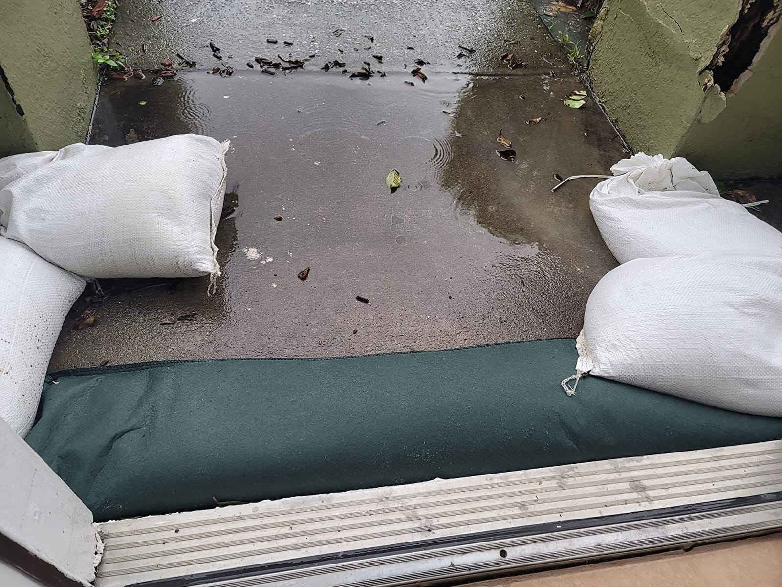 5FT Water Activated Flood Barriers for Home Door, Sandless Sand Bags for Anti Flood Control customer photo 1