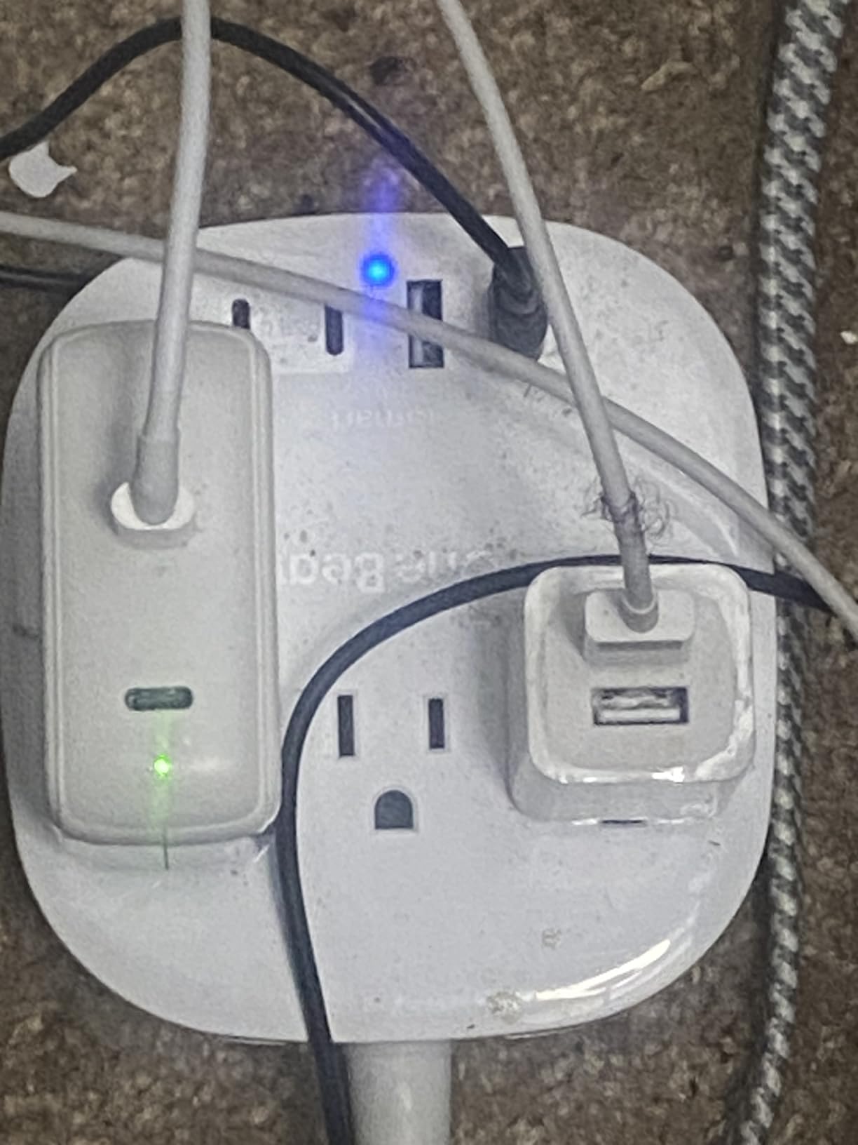 Travel Essentials, 22.5W/4.5A Flat Plug Power Strip, 6 Ft Extension Cord customer photo 2