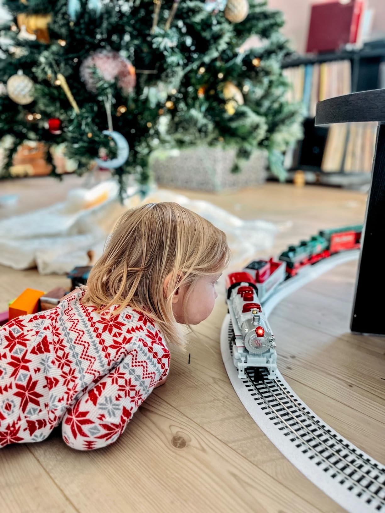 Lionel Winter Wonderland LionChief 5.0 Electric O Gauge Train Set with Bluetooth & Remote One Color | Bluetooth, Remote, Voice Control, Sounds, Lights, 1:87 Scale, Age 14+ customer photo 1