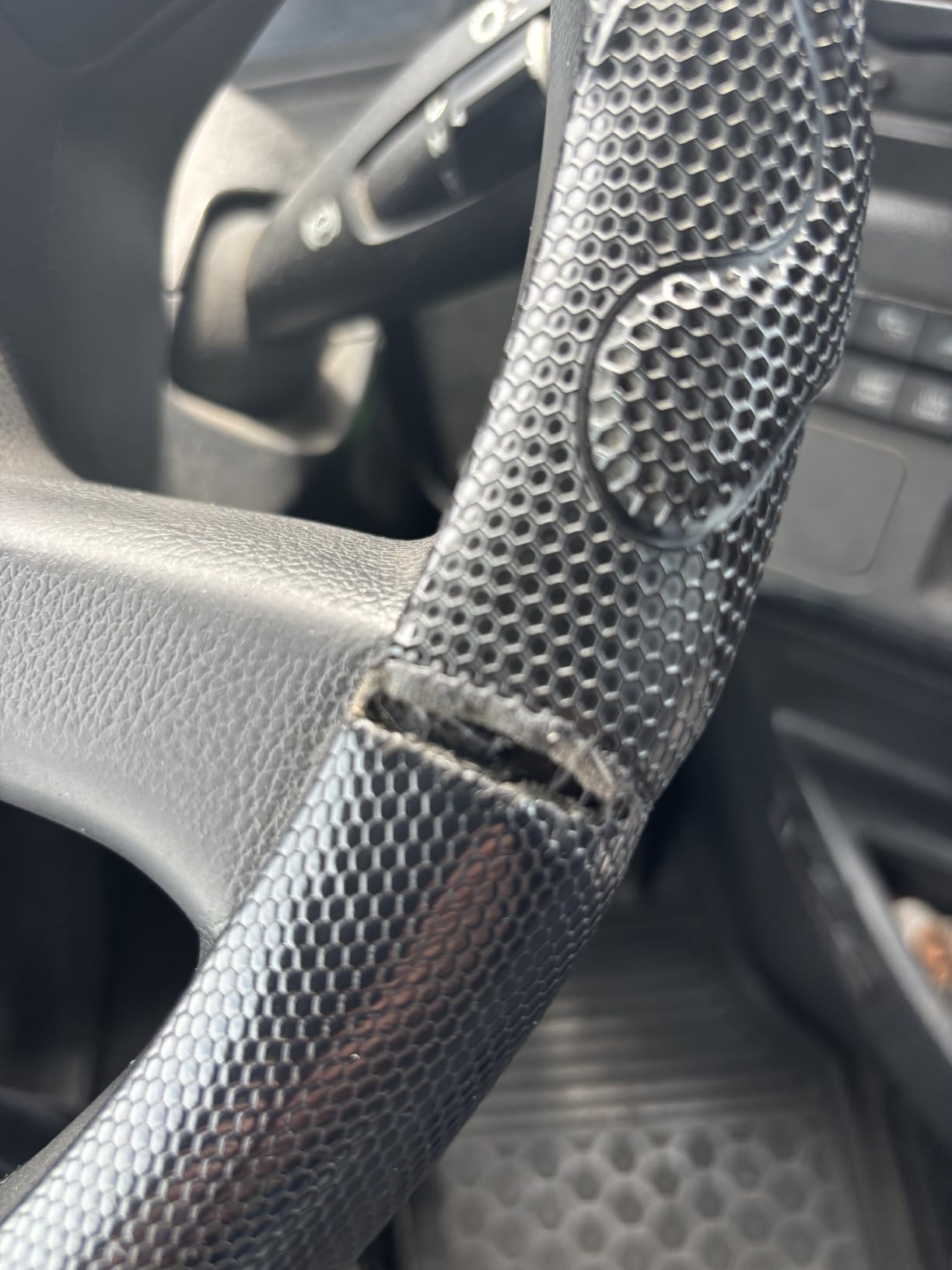 PINCTROT XL Comfy Grip Steering Wheel Cover for Semi Truck 18 Inch (Black) customer photo 1