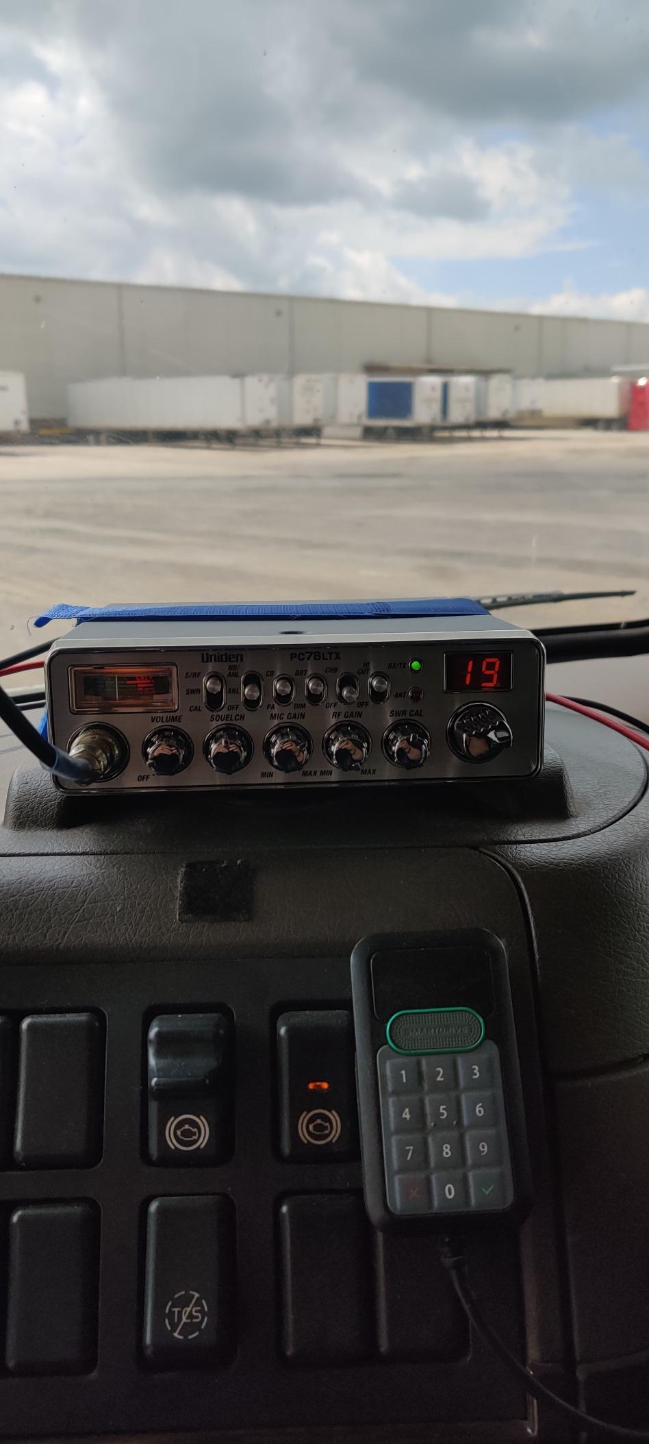 Uniden PC78LTXFM Professional 40-Channel CB Radio with Dual-Mode AM/FM, Integrated SWR Meter, PA/CB Function, Hi Cut, RF/Mic Gain Control, and Instant Channel 9 customer photo 1