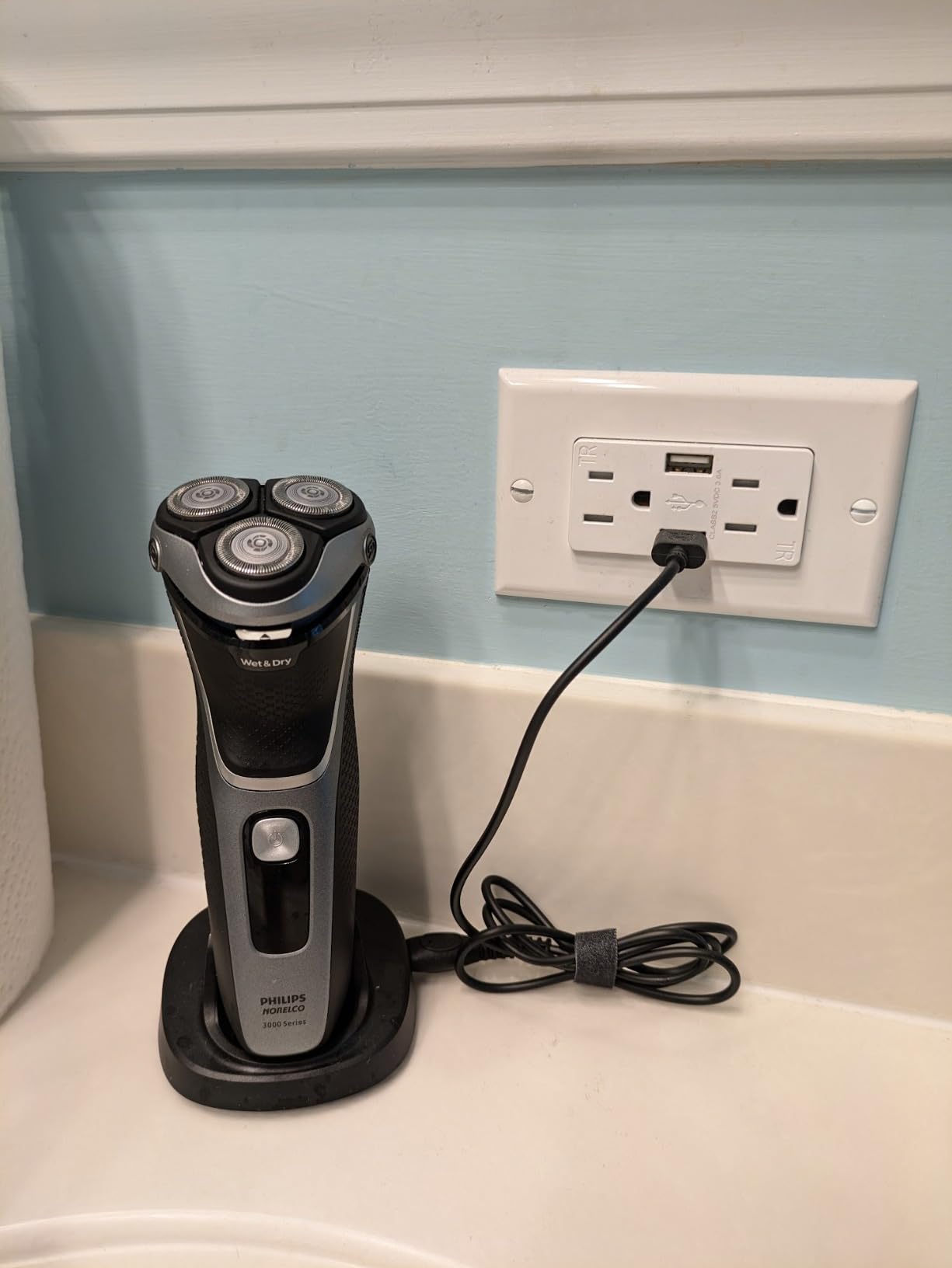 Philips Norelco 3900 Electric Shaver, Storm Blue customer photo 2