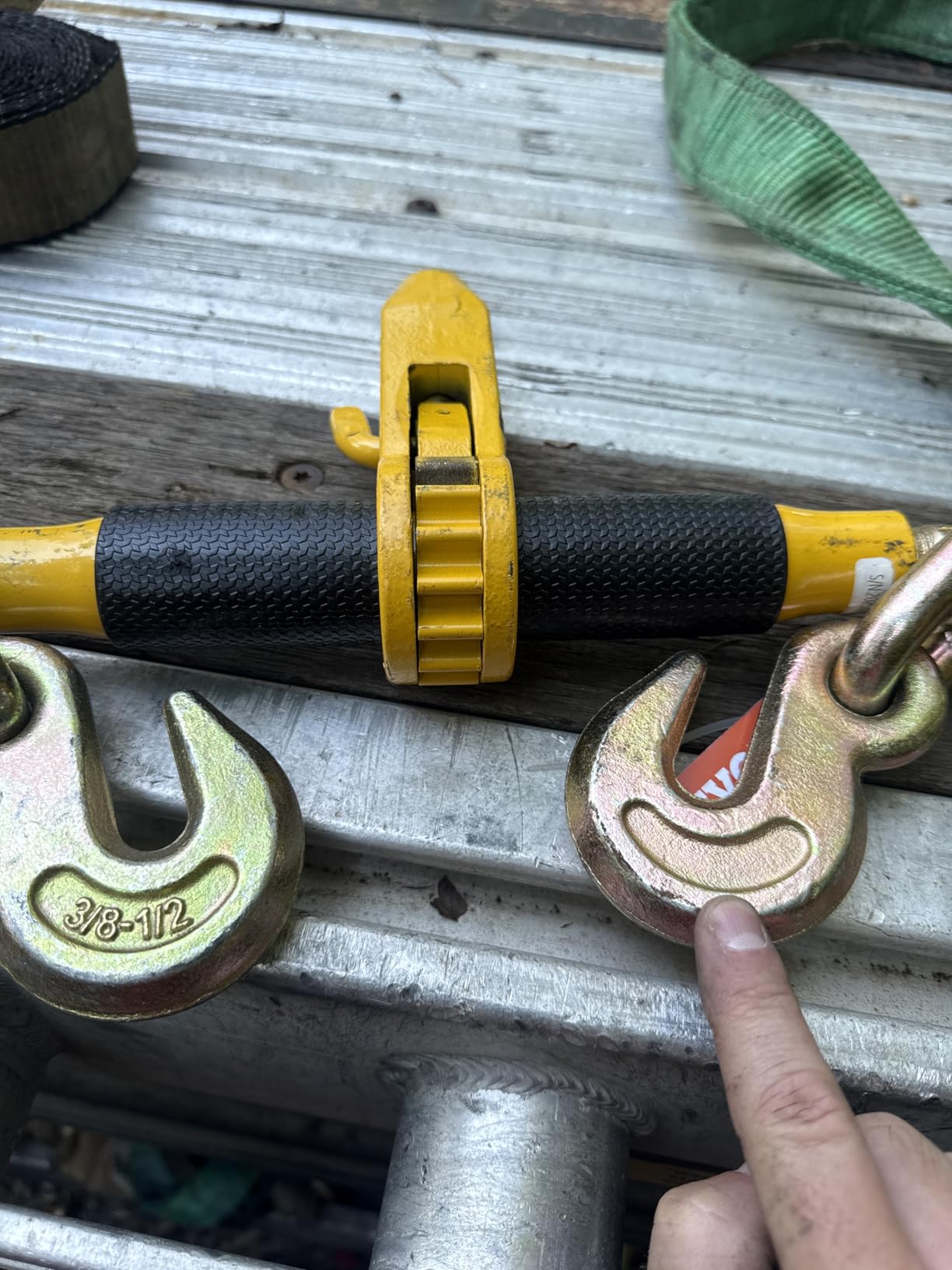 VEVOR Ratchet Chain Binder 3/8-1/2 12000 lbs G80 Hook Detachable Handle Heavy Duty Load Binder, Tie Down Hauling Chain Binders for Flatbed Truck Trailer, Black & Yellow customer photo 1