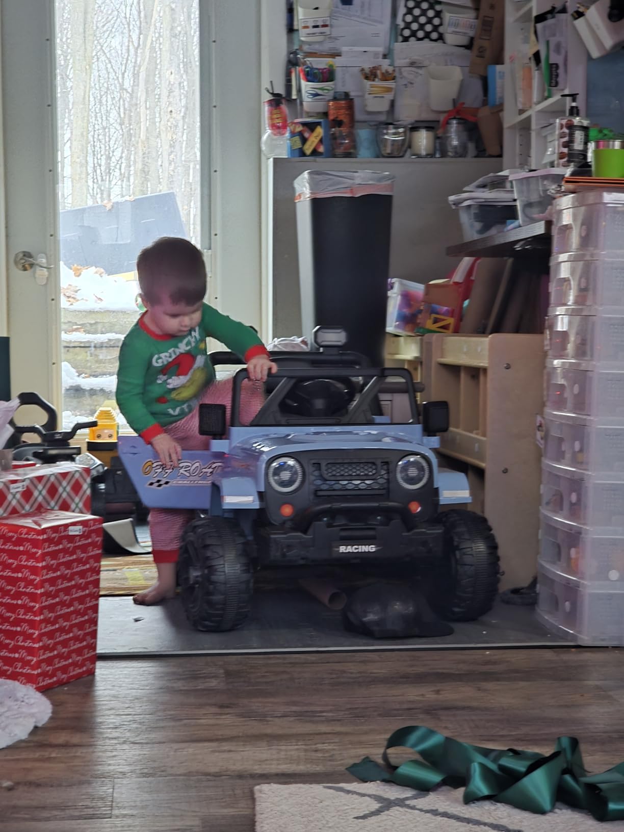 ARBELI 12V Electric Ride On Car, Toddler First Car, Red customer photo 1