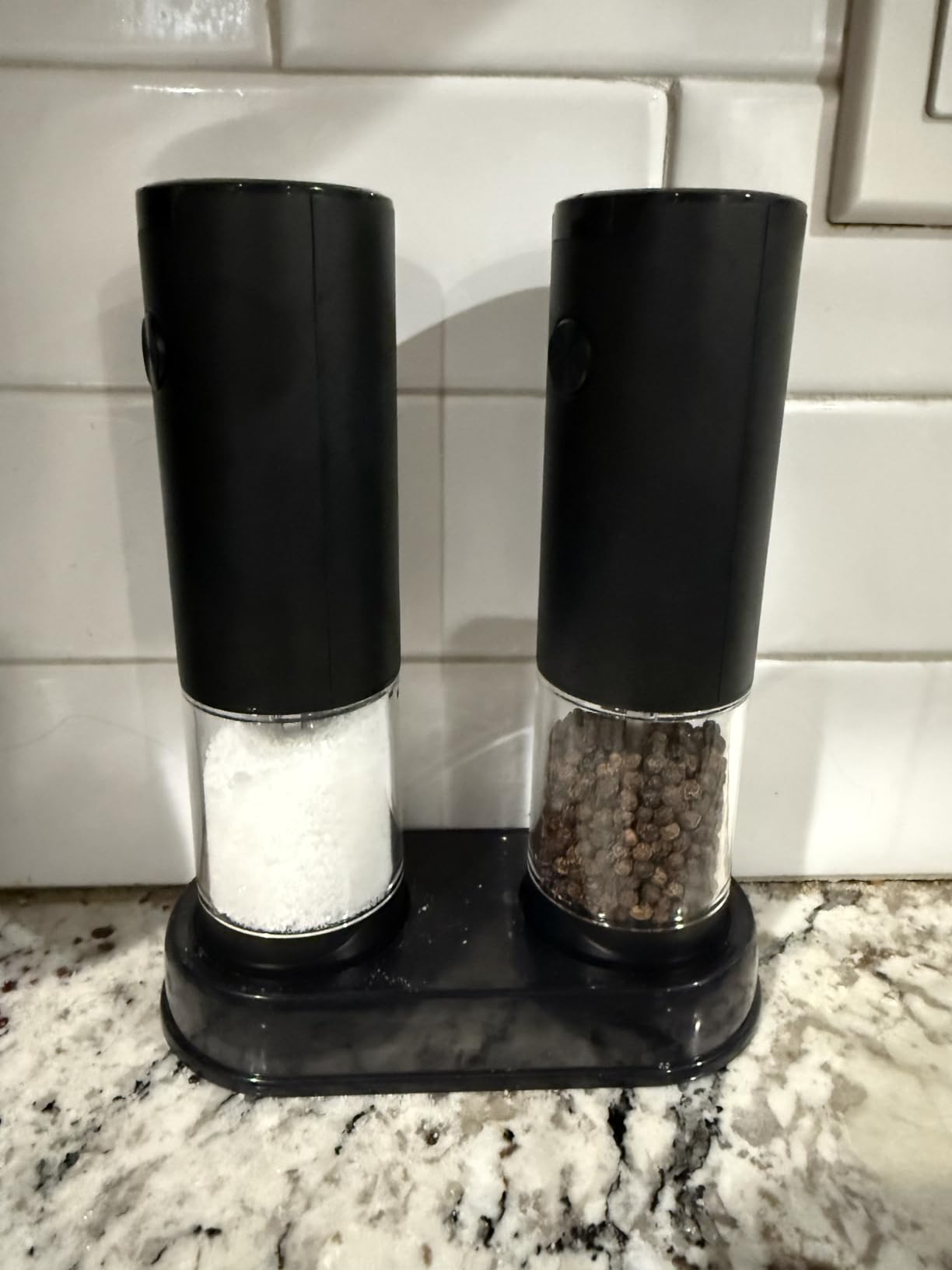 Electric Salt and Pepper Grinder Set Automatic Battery Pepper Mill Shakers Adjustable Coarseness Upgraded Larger Capacity with Led Home and Kitchen Appliances White Elephant Gifts for Women Men customer photo 2