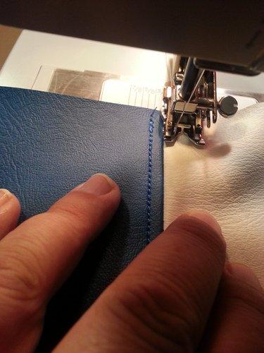 SINGER 4423 Heavy Duty Sewing Machine with Accessories, 23 Built-in Stitches, 1100 Stitches/Min, Metal Frame, 1-step Buttonhole customer photo 1
