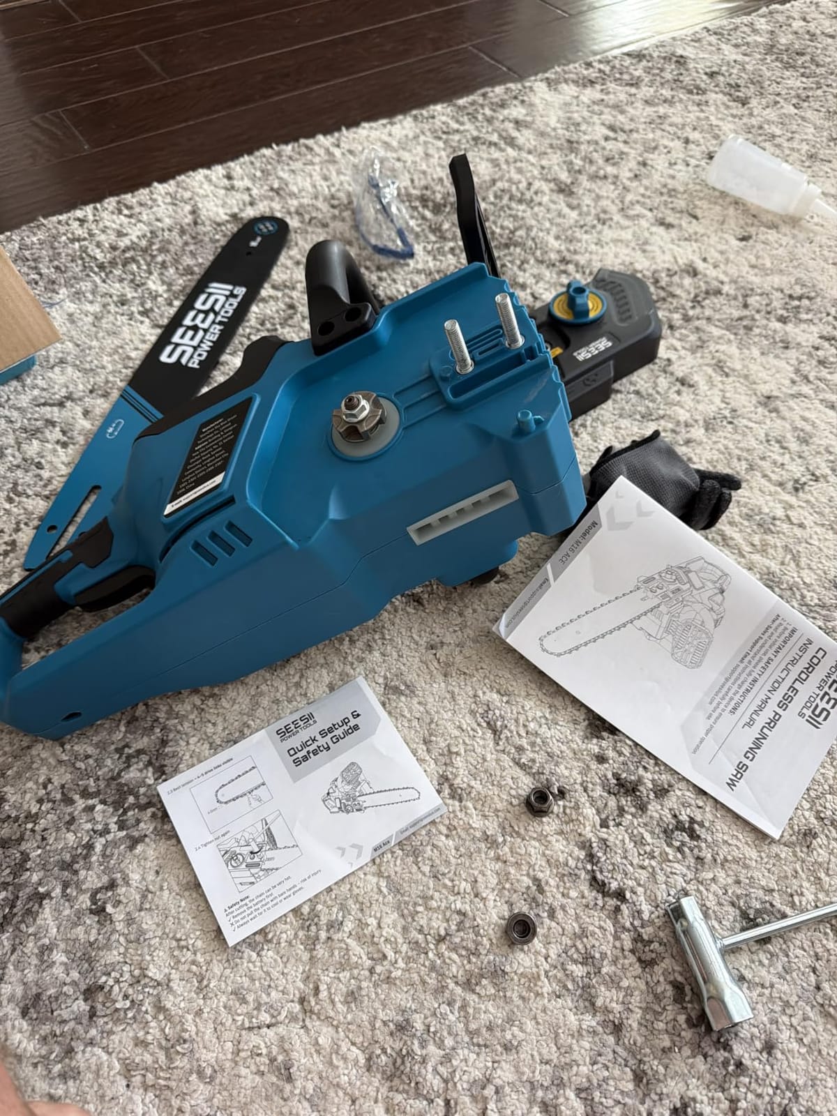 SEESII 40V 16-Inch Cordless Electric Chainsaw,2000W Brushless Chain Saw customer photo 1