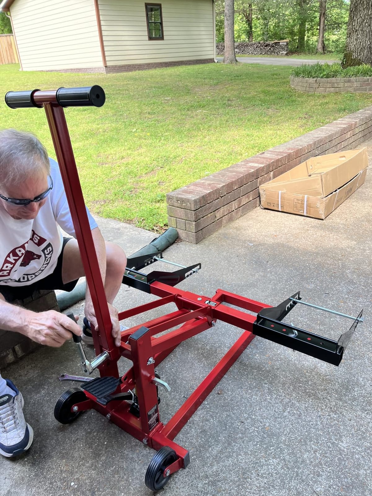 300lb Capacity, Adjustable Riding Lift Jack Heavy Duty Construction with Safety Lock, Non-Slip Wheels&Handle for Tractors, Atvs and Zero Turn Lawn Mowers customer photo 1