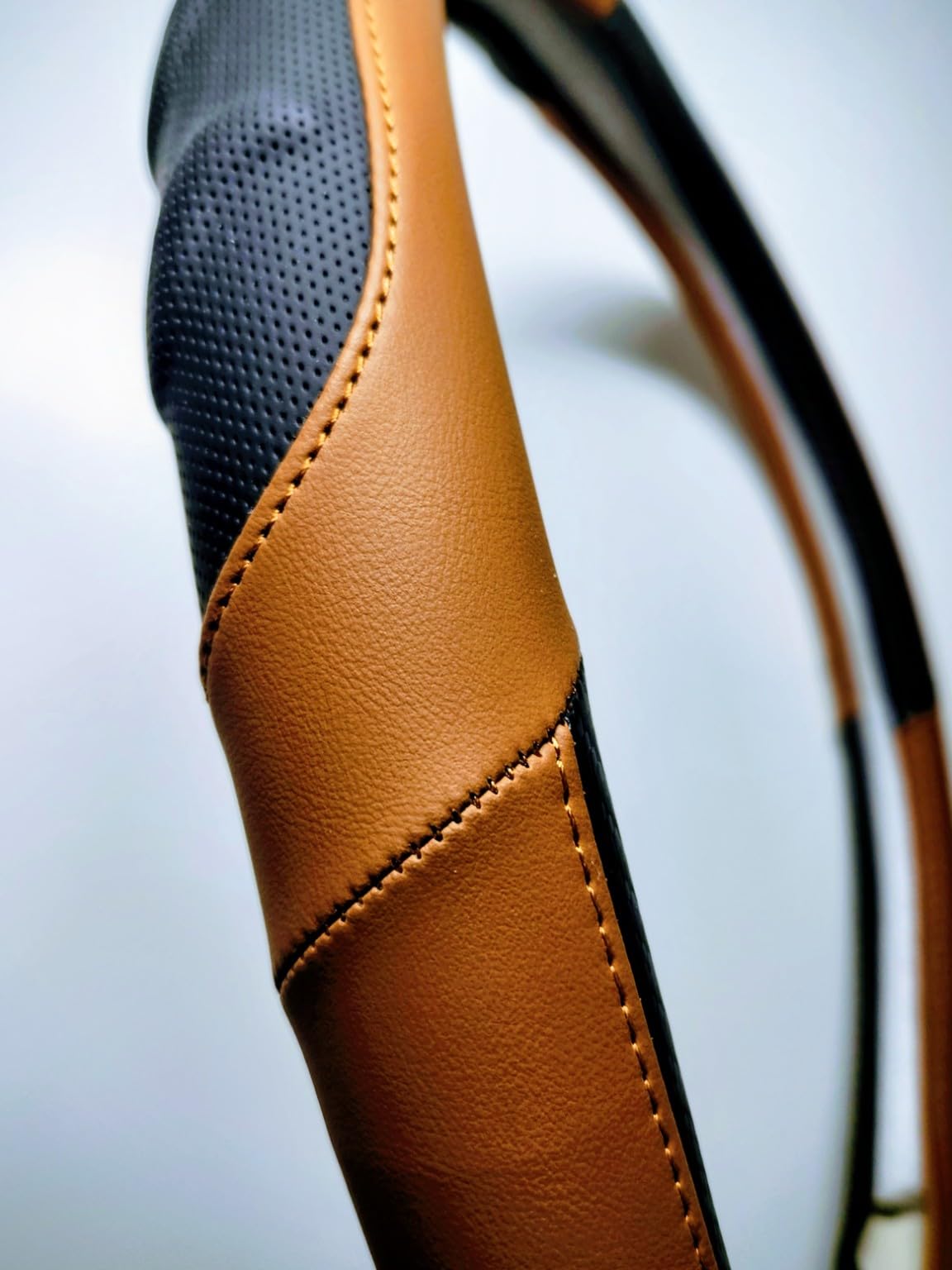 18 Inch Semi Truck Steering Wheel Cover for Freightliner Cascadia, Kenworth T680 T880, Peterbilt 579 & Volvo VNL – Heavy Duty Anti-Slip Leather Grip for Big Rig Class 8 Trucks – Black customer photo 2