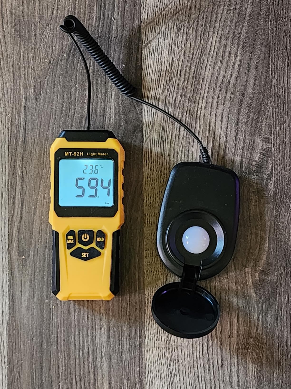 MT-92H Light Meter with Split Sensor Lux/Foot Candles Meter 500ms Refresh Rates Range up to 200,000 Lux Switchable Backlight Temperature Measurer 14℉-140℉ customer photo 2
