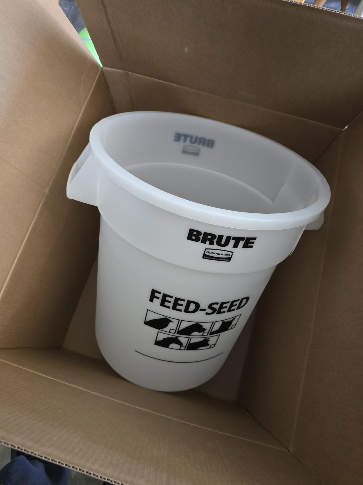 Rubbermaid Commercial Products Brute Feed Seed Container, White, 20-Gallon customer photo 1