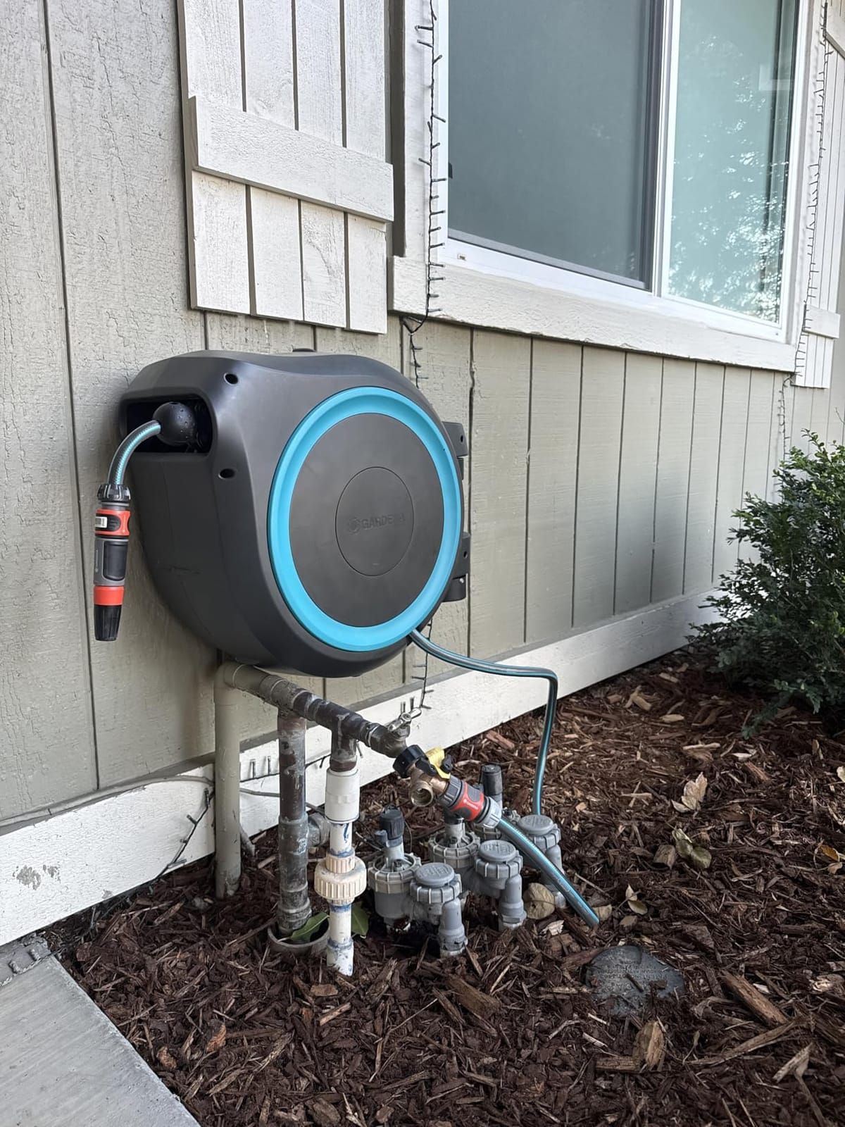 GARDENA Retractable Garden Hose Reel - 100 Feet - Auto Retract Hose Reel with 180° Swivel Wall Mount - Heavy Duty - Includes Spray Nozzle - 20505 customer photo 2