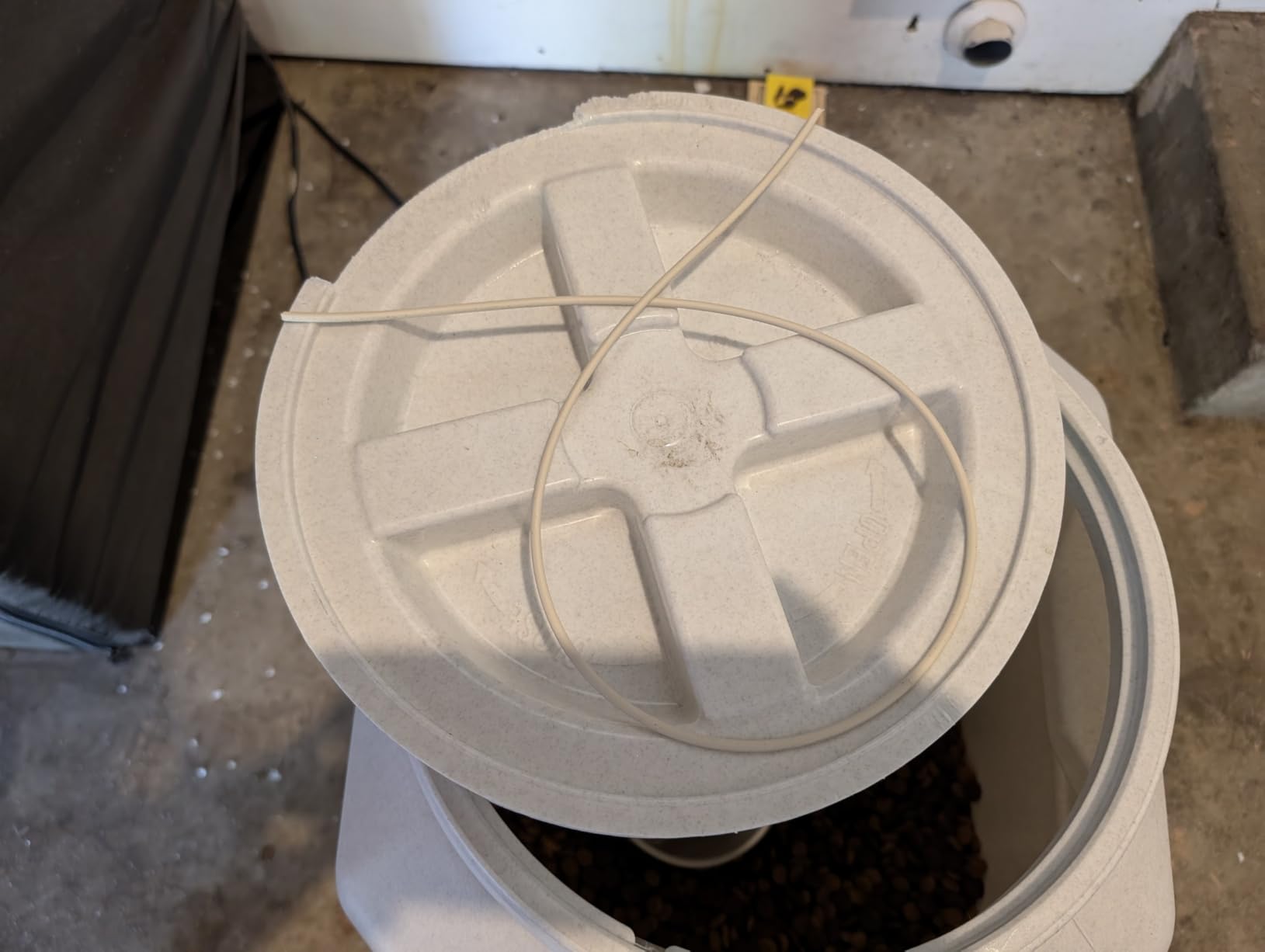 Vittles Vault Vittles Vault Bird Seed Storage Container, Up to 35 Pounds customer photo 1