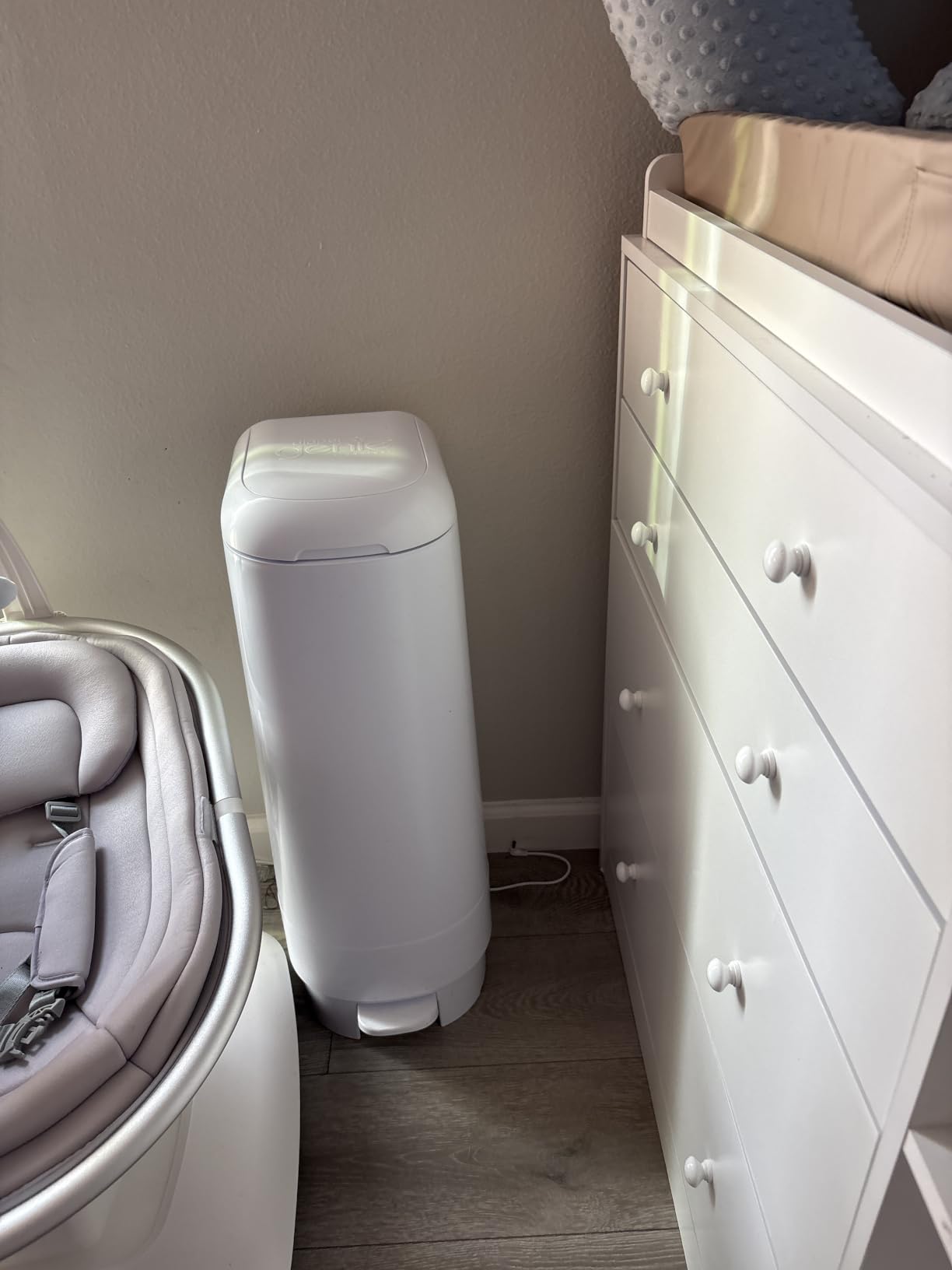 Diaper Genie Signature Pail Includes 1 Easy Roll Refill with 18 Bags | Holds Up to 846 Newborn-Sized Diapers Per Refill customer photo 1