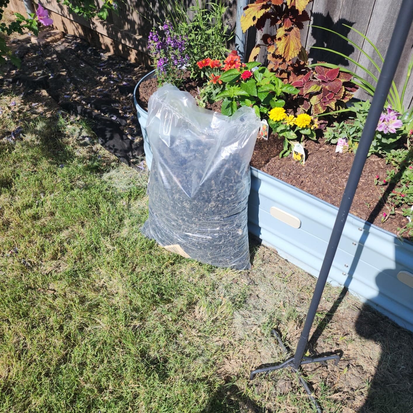 Viagrow No Dye Rubber Playground & Landscape Mulch 1.5 CF Bag (11.2 Gallons / 42.3 Liters) customer photo 2