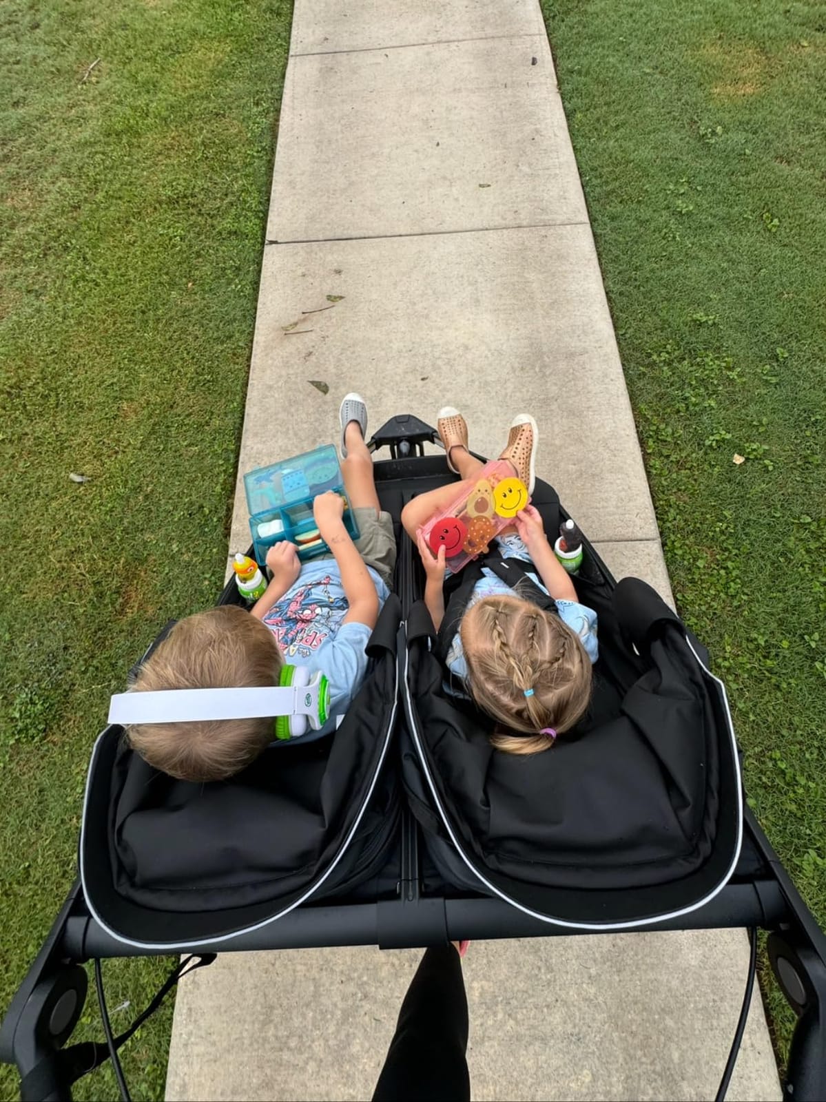 Thule Urban Glide 3 Double Child All-Terrain Stroller, One-Handed fold with self Standing Design, Air-Filled Tires, Upright Seats with Adjustable Recline and Built-in Leg Rest customer photo 1