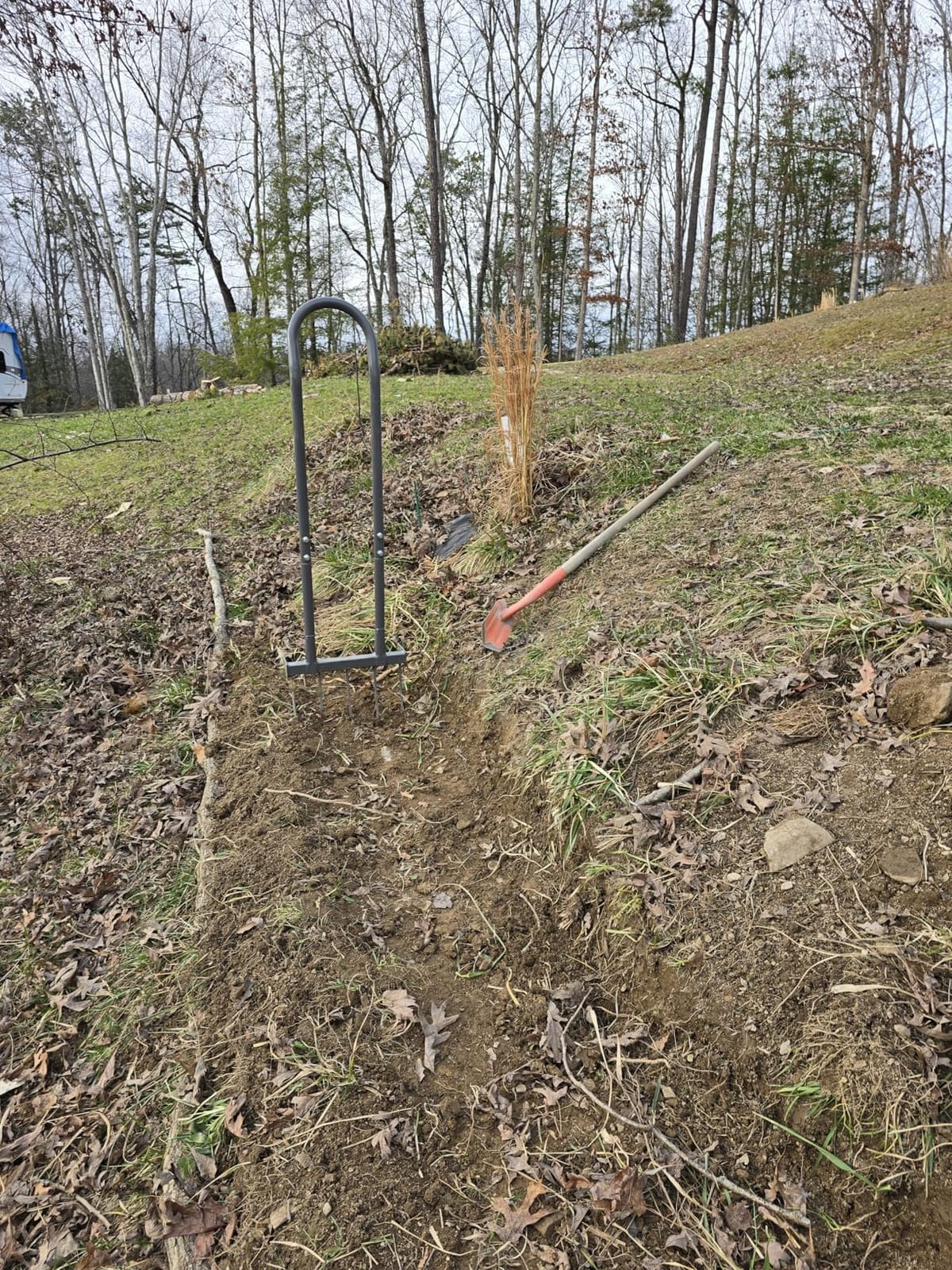 Walensee Broad Fork Tool, Cultivator Tiller Manual Hand Tiller with 9 Tines for Digging and Crushing Soil, 2-in-1 Garden Pitchfork with Sturable U-Shaped Handle for Composting, Spading and Farming customer photo 1
