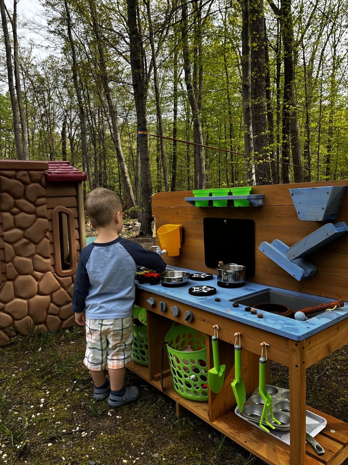 VEVOR Mud Kitchen, Outdoor Mud Kitchen for Kids, Wood Outdoor Play Kitchens with Stoves, Hooks, Double Sinks, Planting Shovels, Spatulas, Cookware Pots and Accessories, Play with Water and Sand customer photo 2